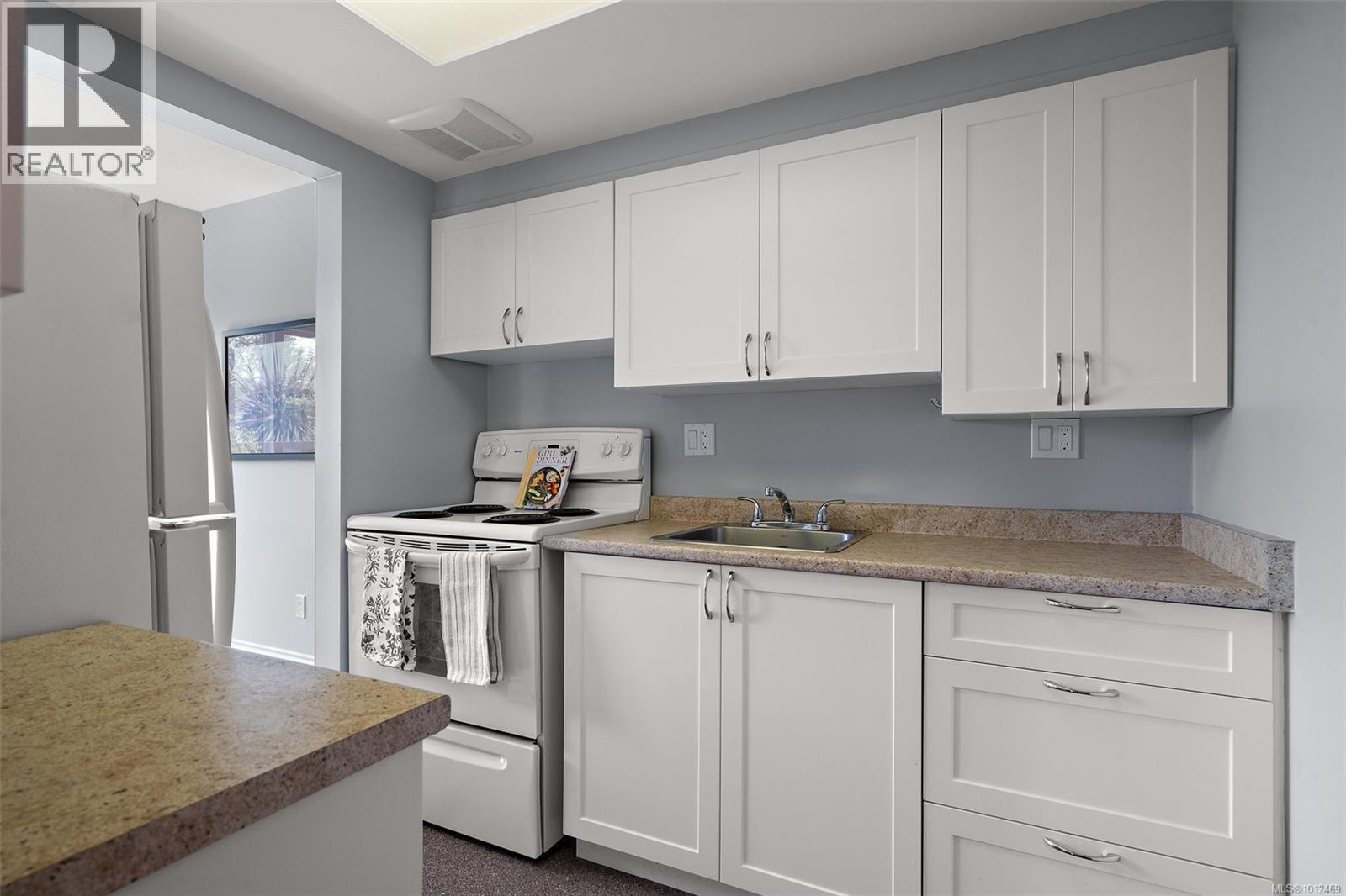 VICTORIA, British Columbia, V8V 2X5, CA, 2 Bedrooms Bedrooms, ,1 BathroomBathrooms,Residential,For Sale,1950619