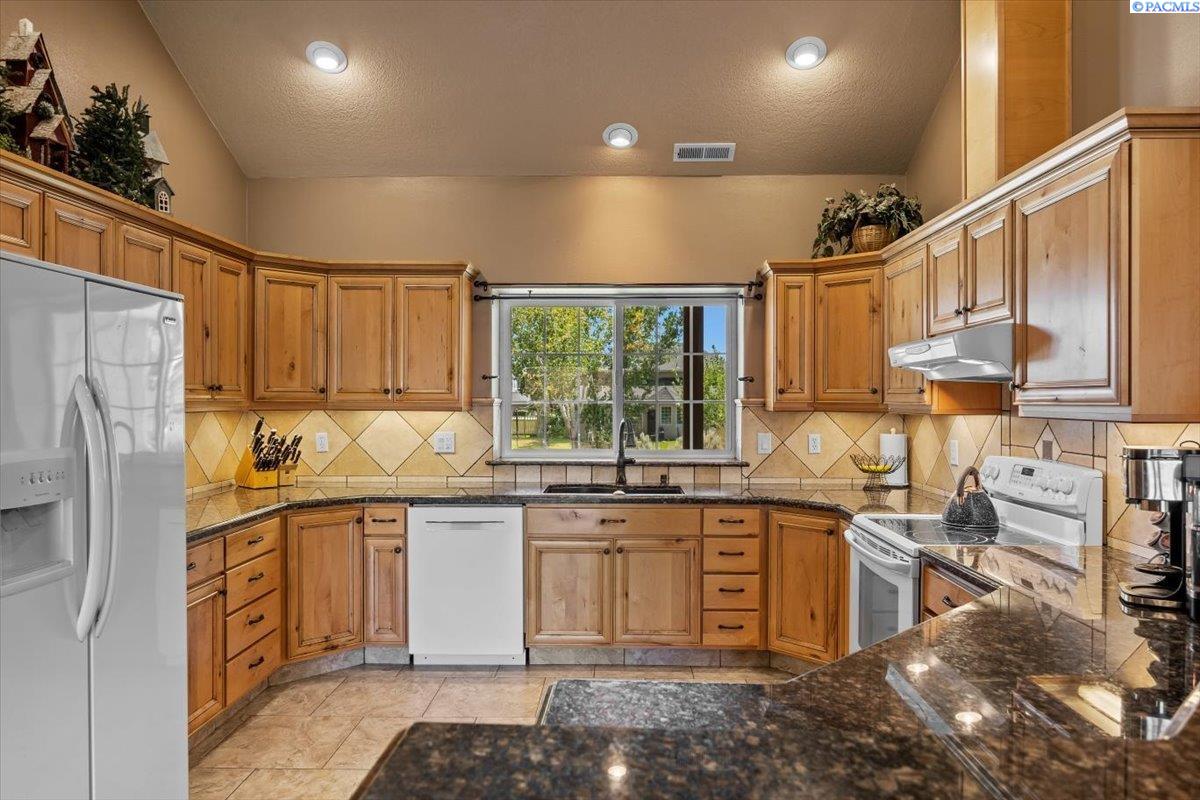 Richland, Washington, 99352, United States, 4 Bedrooms Bedrooms, ,2 BathroomsBathrooms,Residential,For Sale,1992938