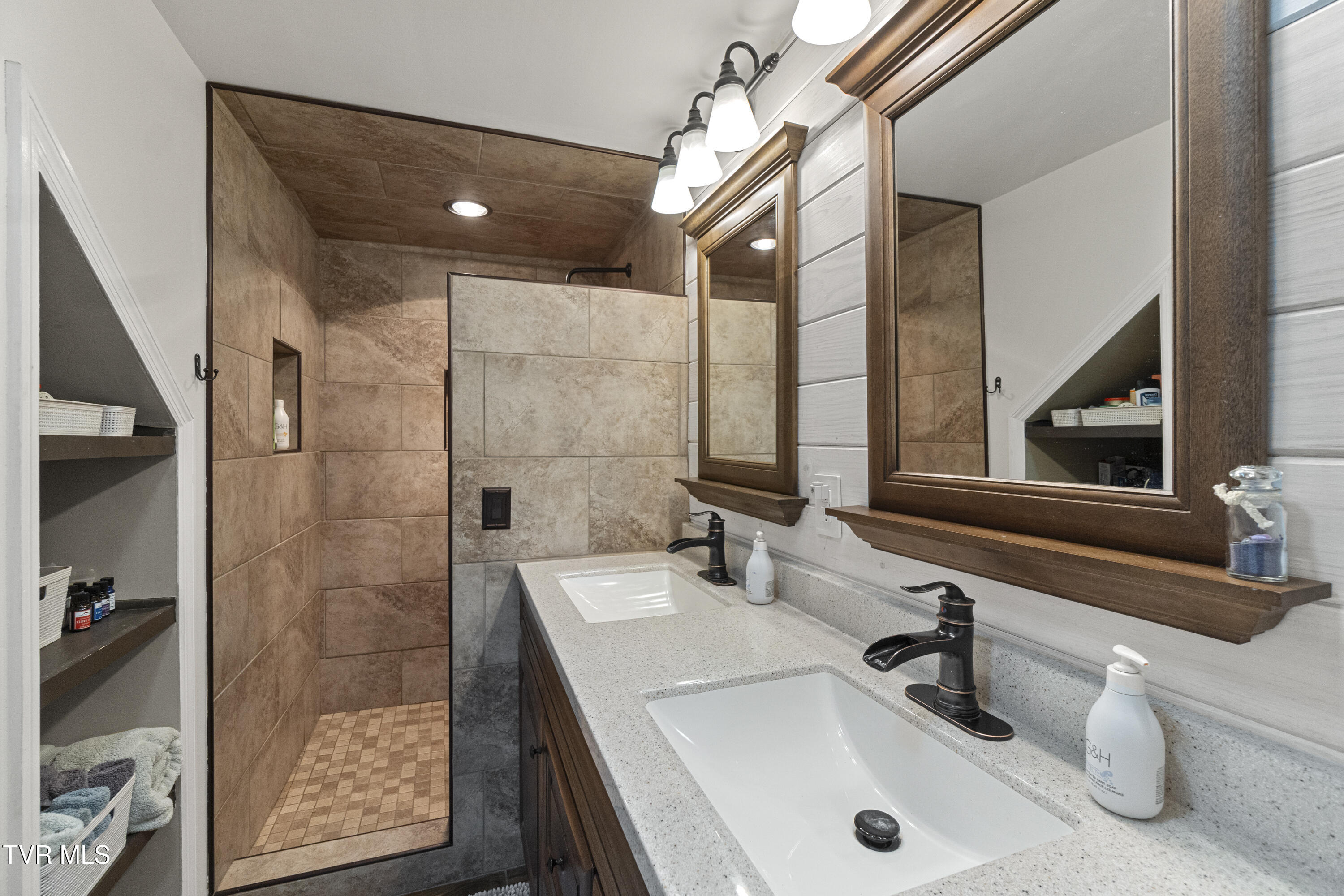 Greeneville, Tennessee, 37745, United States, 3 Bedrooms Bedrooms, ,3 BathroomsBathrooms,Residential,For Sale,2039547