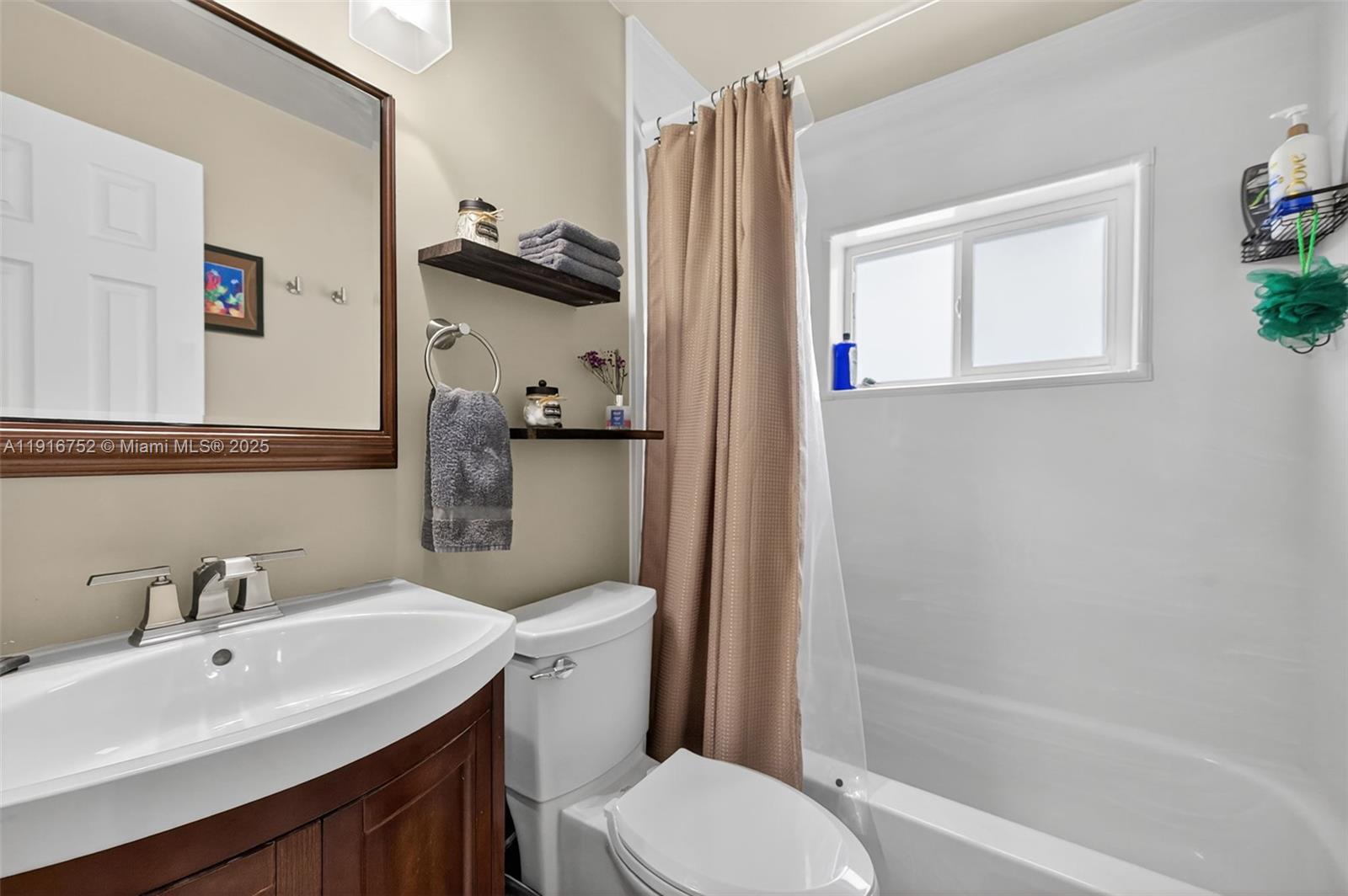 Hollywood, Florida, 33024, United States, 3 Bedrooms Bedrooms, ,2 BathroomsBathrooms,Residential,For Sale,1995844