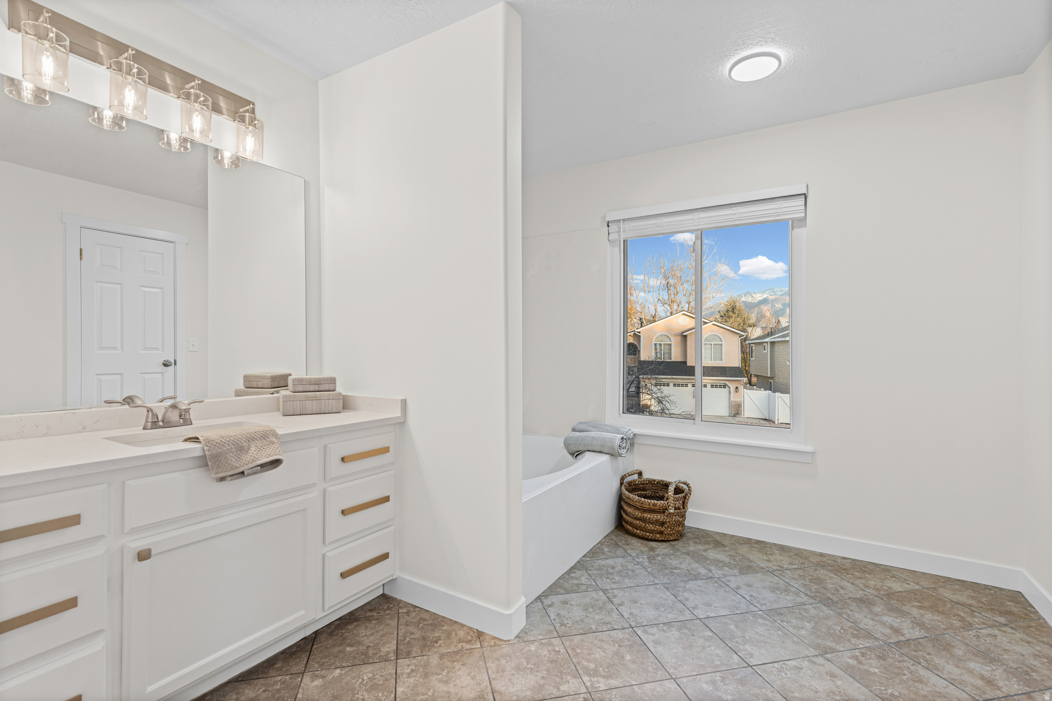 Sandy, Utah, 84070, United States, 3 Bedrooms Bedrooms, ,3 BathroomsBathrooms,Residential,For Sale,1996029