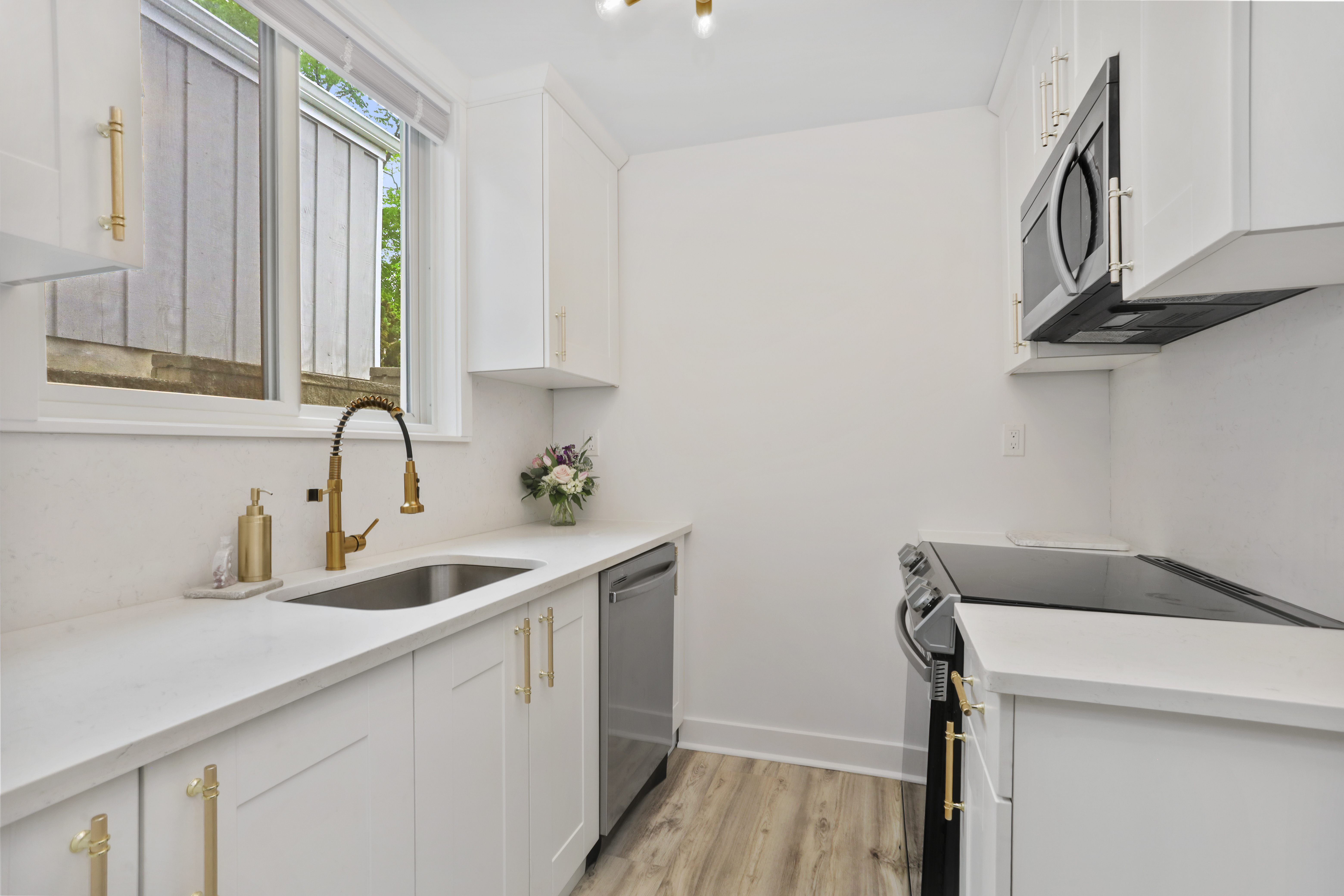  Experience Quiet Sophistication in this End Unit Condo - 物件實景