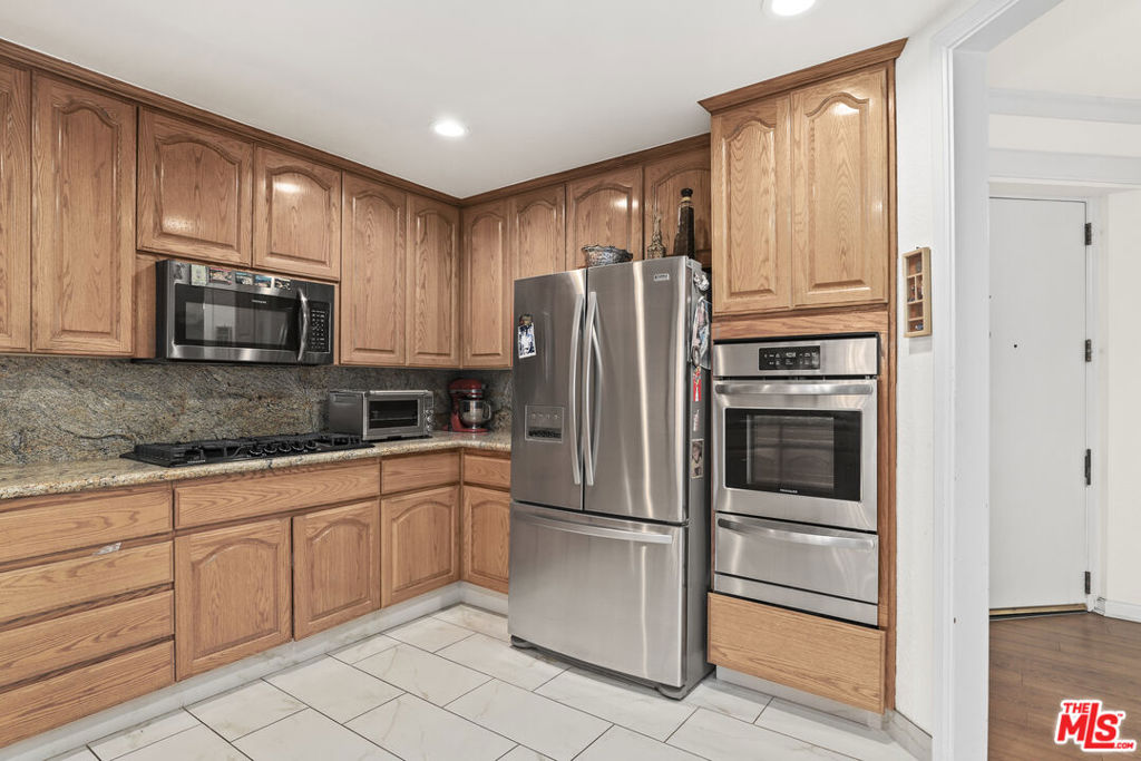 Sherman Oaks, California, 91423, United States, 2 Bedrooms Bedrooms, ,1 BathroomBathrooms,Residential,For Sale,1976281