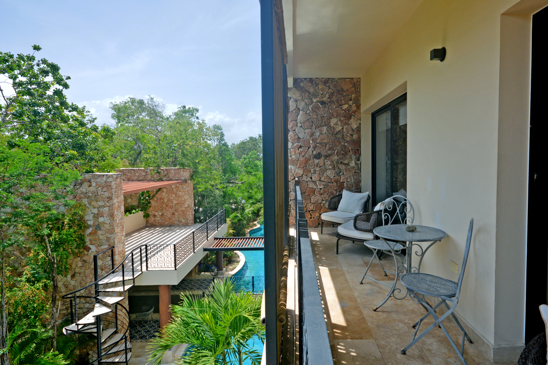  TWO LEVEL PENTHOUSE WITH THREE INDEPENDENT ACCESSES - 物件實景
