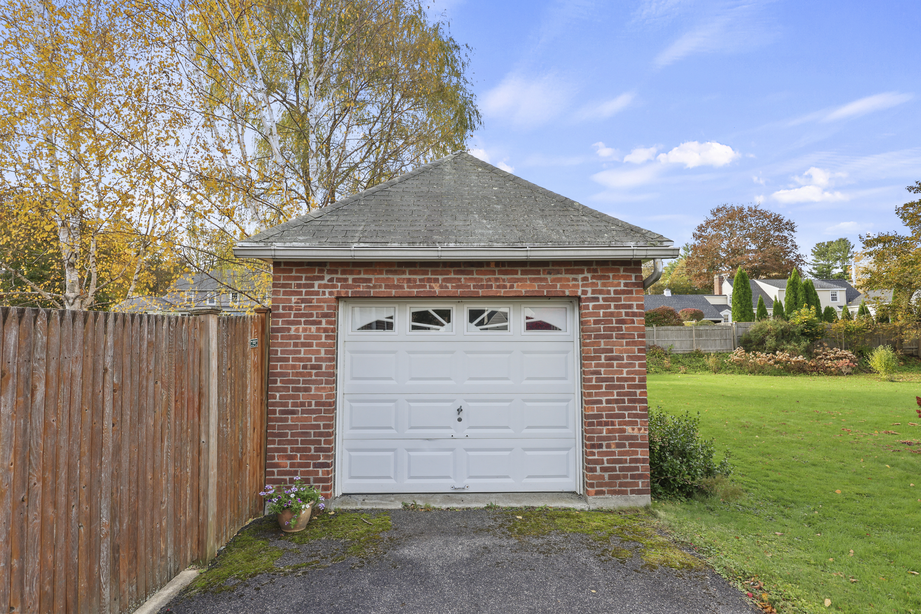  Charming New England Brick Beauty - 物件實景