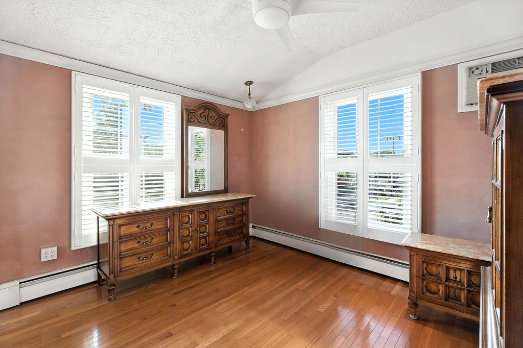 Howard Beach, New York, 11414, United States, 4 Bedrooms Bedrooms, ,4 BathroomsBathrooms,Residential,For Sale,1984168