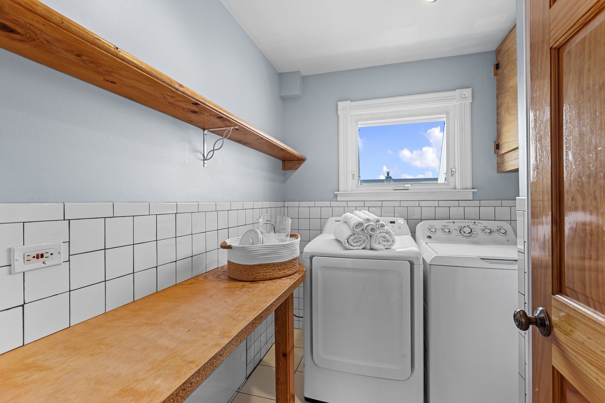 Elmwood Park, Illinois, 60707, United States, 5 Bedrooms Bedrooms, ,3 BathroomsBathrooms,Residential,For Sale,1916945