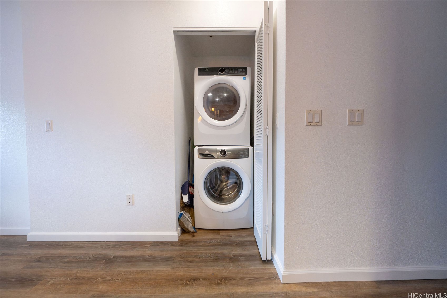 Kapolei, Hawaii, 96707, United States, 2 Bedrooms Bedrooms, ,2 BathroomsBathrooms,Residential,For Sale,1933025