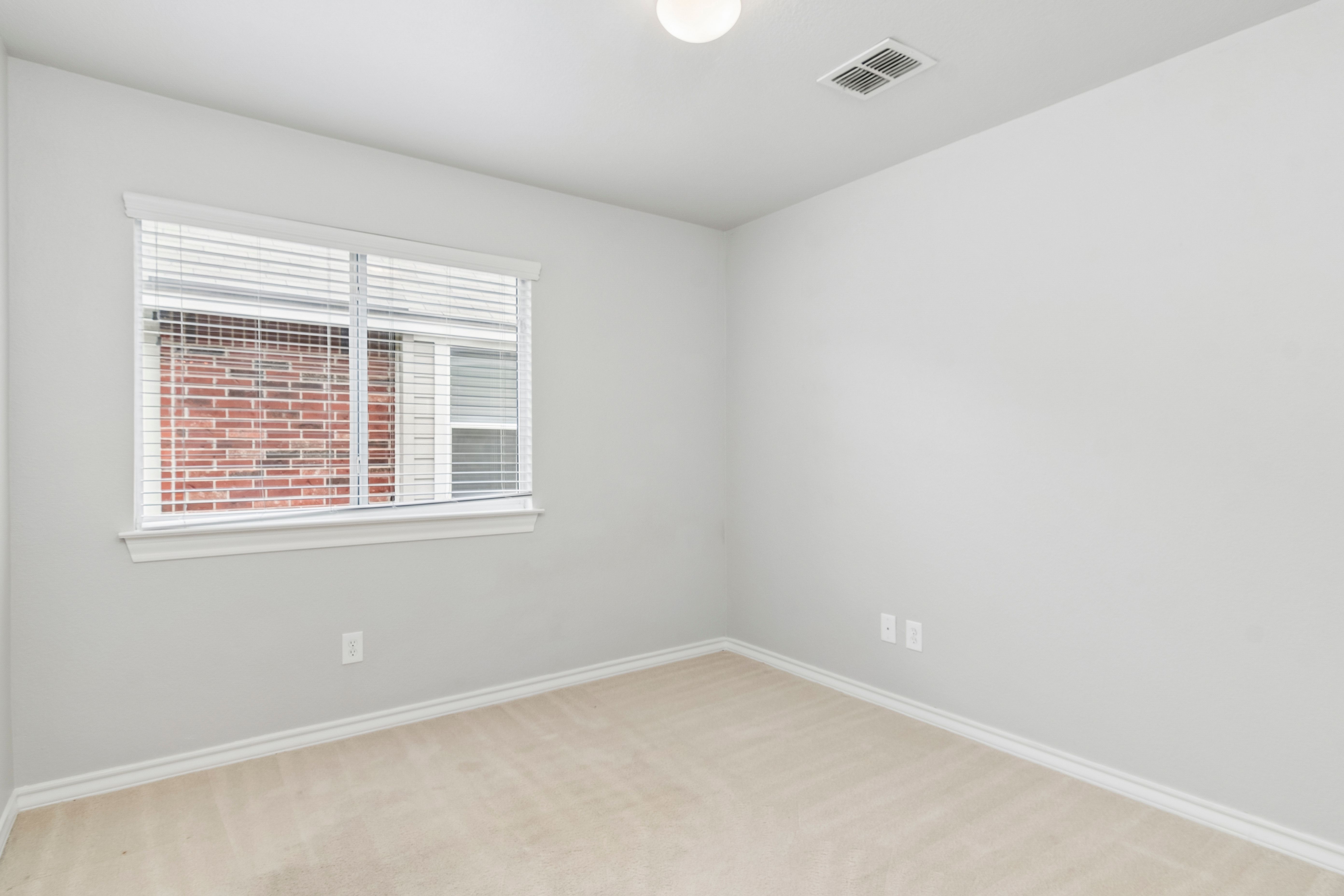  Pristine One-Story with Covered Patio - 物件實景