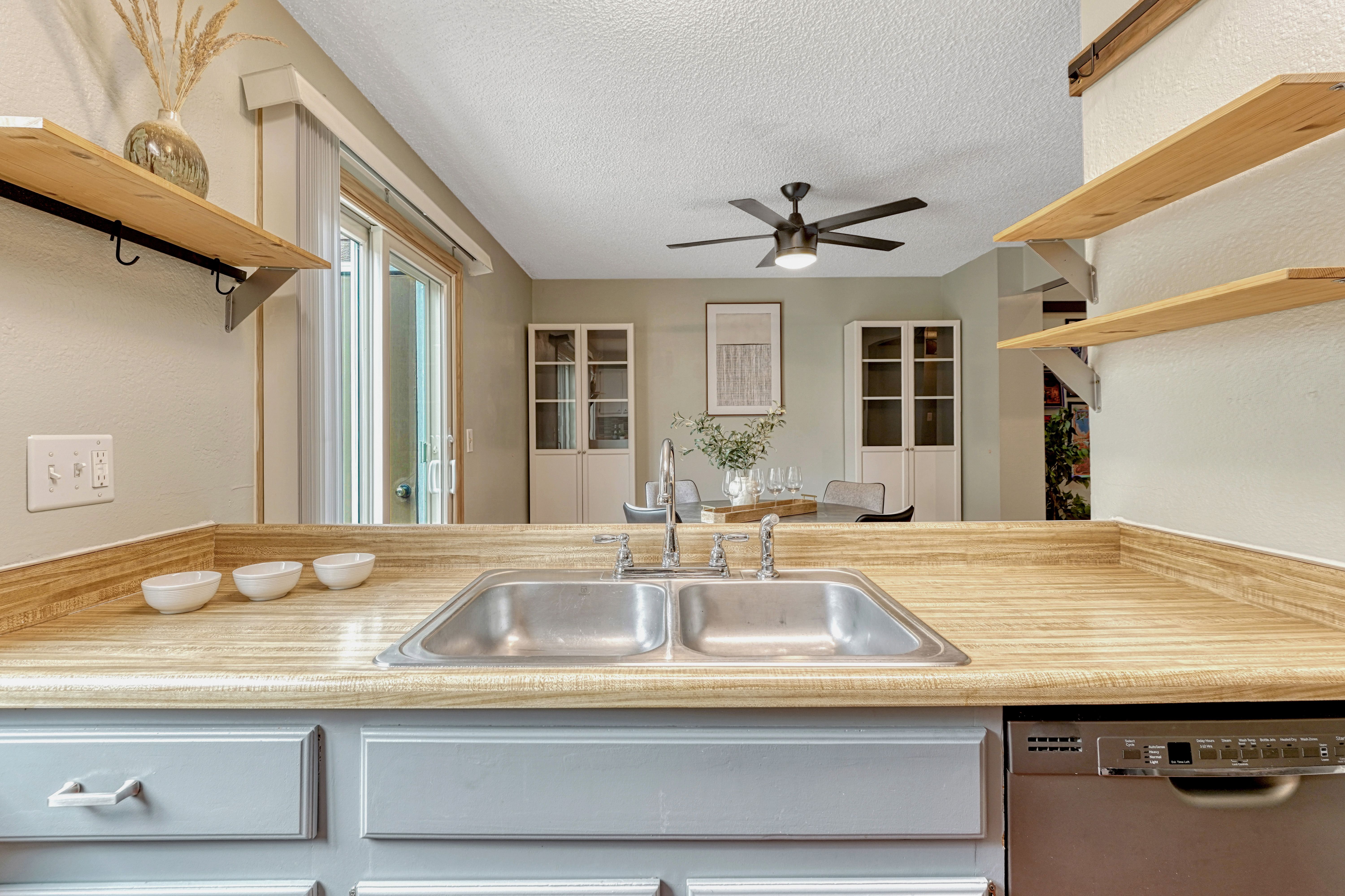  Sunlit Townhouse with Mountain Views & Private Patio - 物件實景