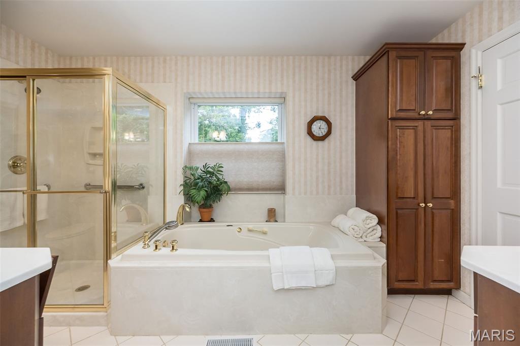 Chesterfield, Missouri, 63017, United States, 4 Bedrooms Bedrooms, ,3 BathroomsBathrooms,Residential,For Sale,1932834