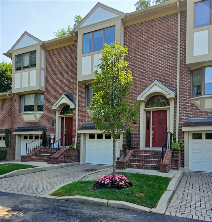 Cranston, Rhode Island, 02920, United States, 2 Bedrooms Bedrooms, ,3 BathroomsBathrooms,Residential,For Sale,1913693