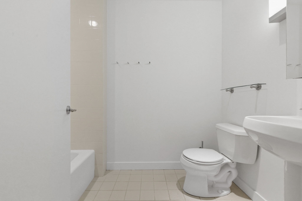 Boston, Massachusetts, 02110, United States, 2 Bedrooms Bedrooms, ,2 BathroomsBathrooms,Residential,For Sale,2048727