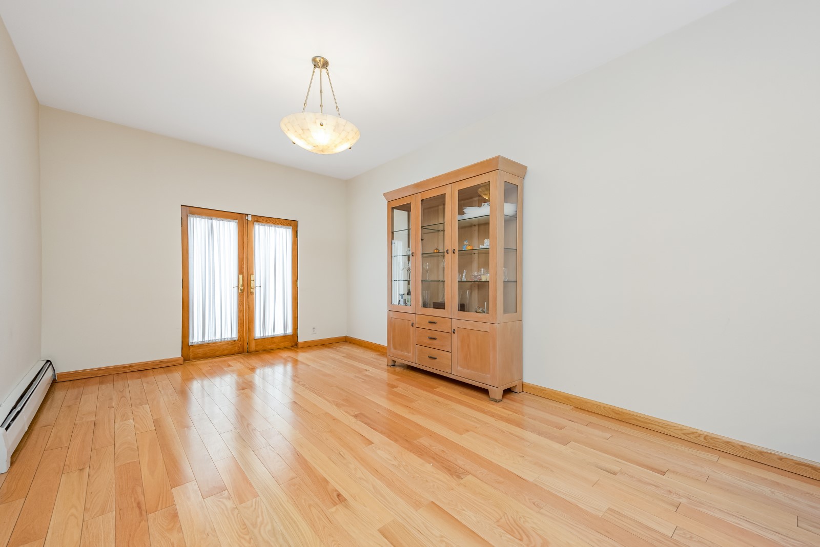 Middle Village, New York, 11379, United States, 3 Bedrooms Bedrooms, ,2 BathroomsBathrooms,Residential,For Sale,1941665