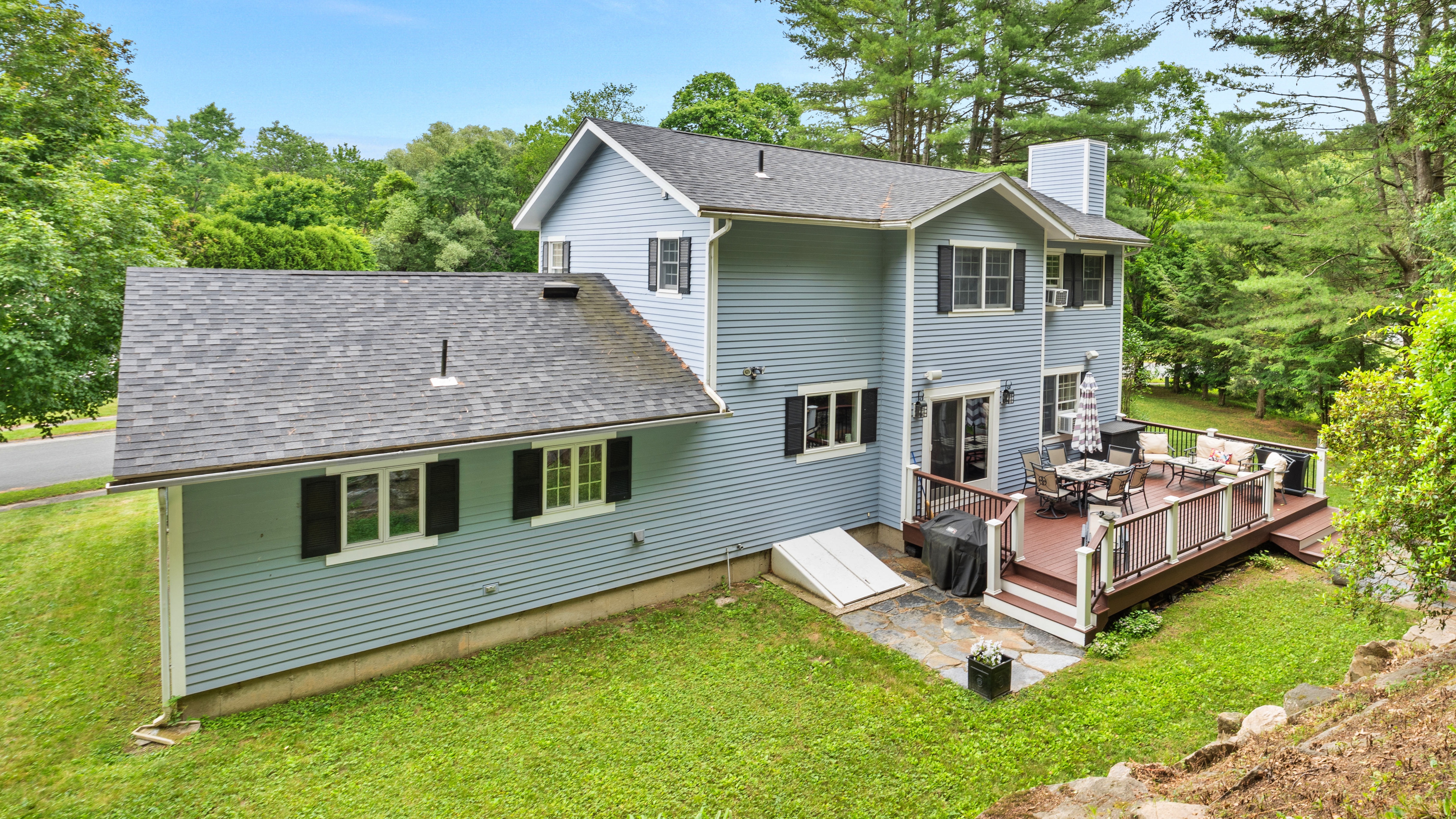  A Hilltop Wooded Retreat  Southeast Sleeper Modernized Colonial - 物件實景