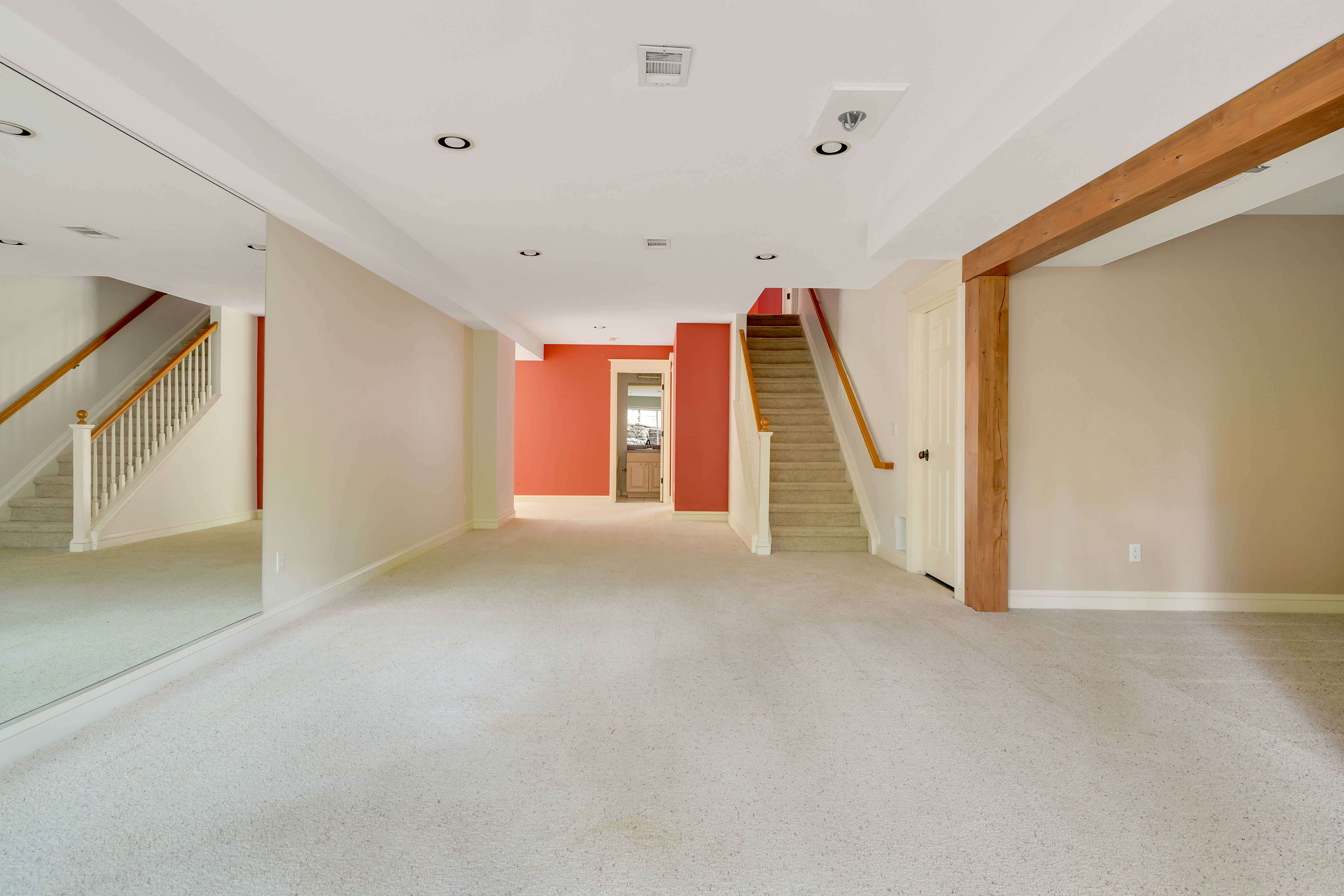  Custom Home with Vaulted Ceilings, Sauna and Wine Storage - 物件實景
