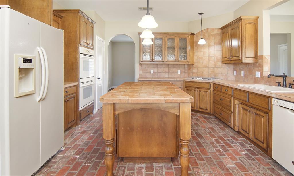 Weatherford, Texas, 76088, United States, 3 Bedrooms Bedrooms, ,3 BathroomsBathrooms,Residential,For Sale,1974096