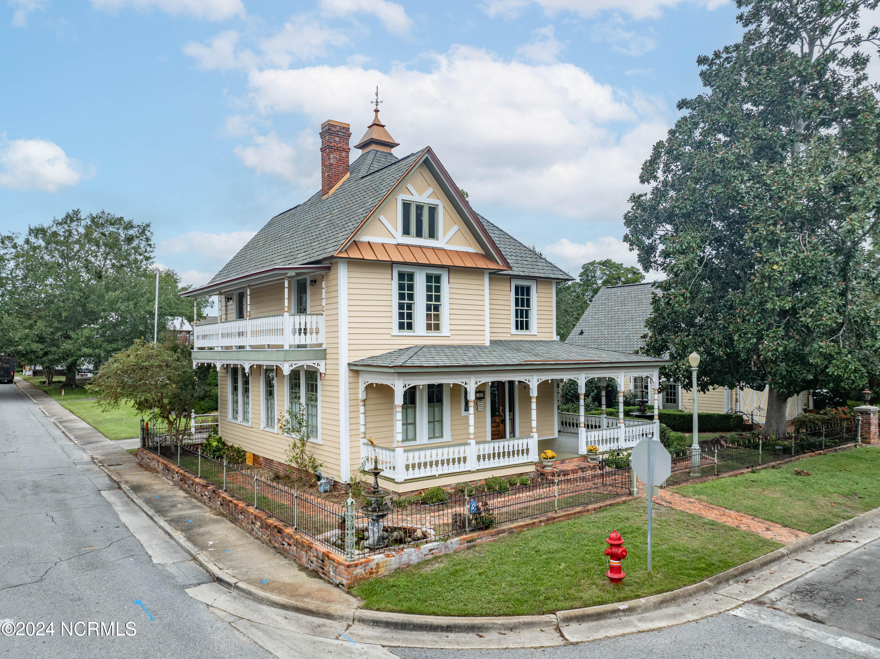 122 S Academy Street, Washington, North Carolina, 27889, United States, 3 Bedrooms Bedrooms, ,4 BathroomsBathrooms,Residential,For Sale,122 S Academy Street,1639244
