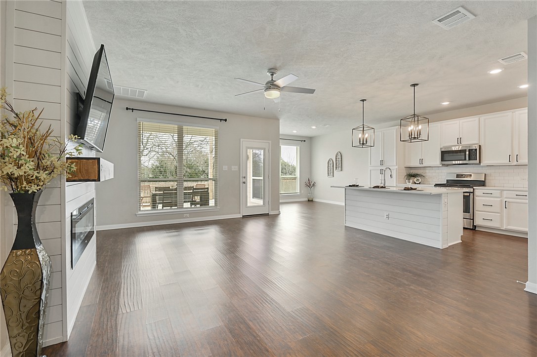 College Station, Texas, 77845, United States, 5 Bedrooms Bedrooms, ,4 BathroomsBathrooms,Residential,For Sale,1778847