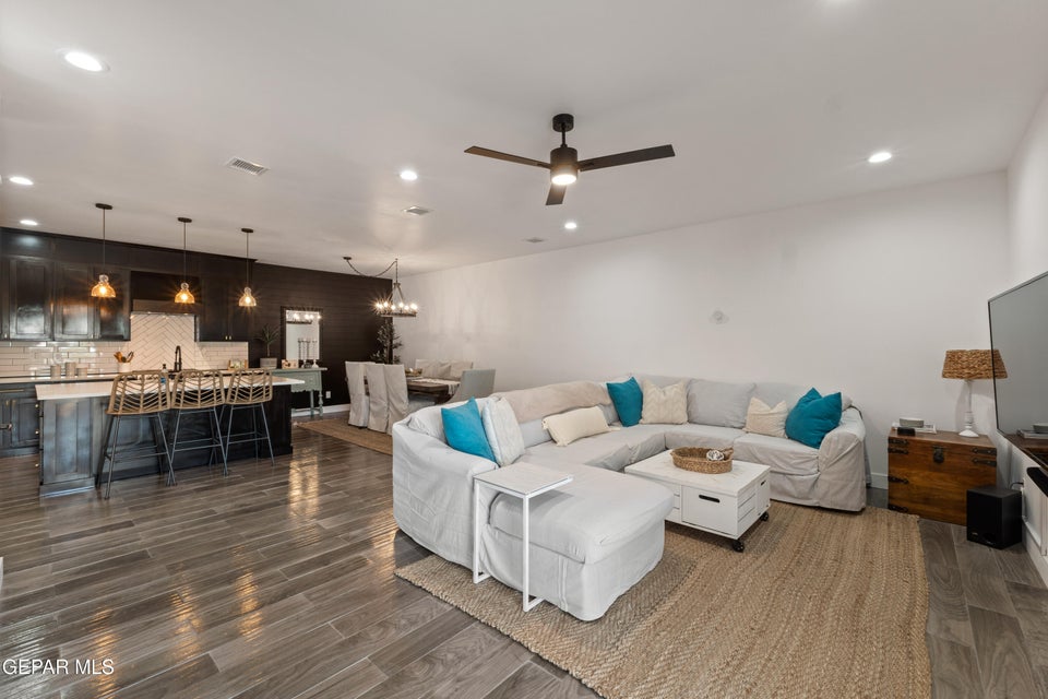 El Paso, Texas, 79936, United States, 5 Bedrooms Bedrooms, ,5 BathroomsBathrooms,Residential,For Sale,1980417