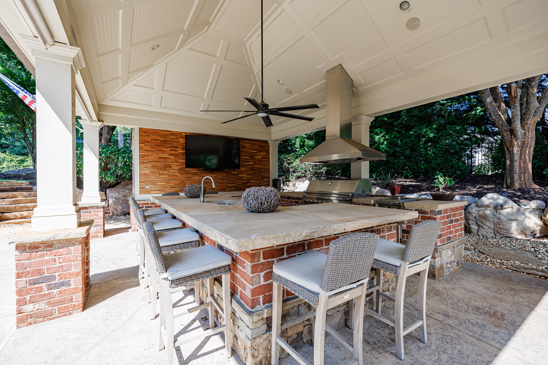  Impressive Brick Estate on a Private Wooded 1+/- Acre Lot in The Manor - 物件實景