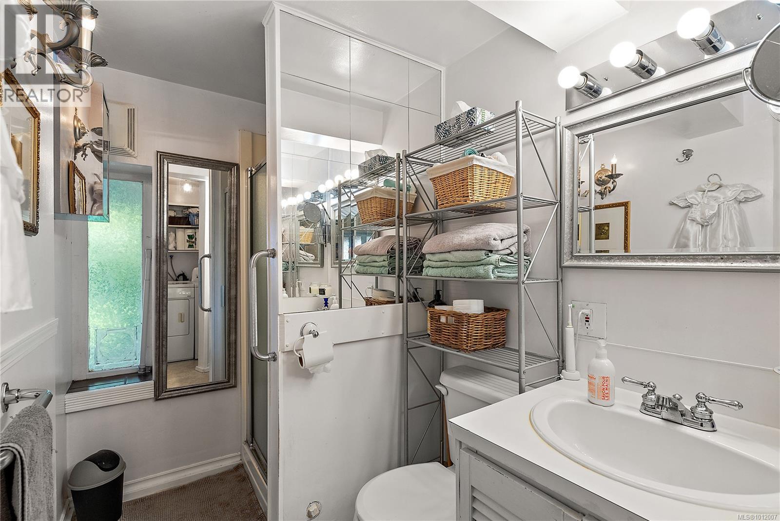 SAANICH, British Columbia, V9A 2R8, CA, 6 Bedrooms Bedrooms, ,3 BathroomsBathrooms,Residential,For Sale,1948762