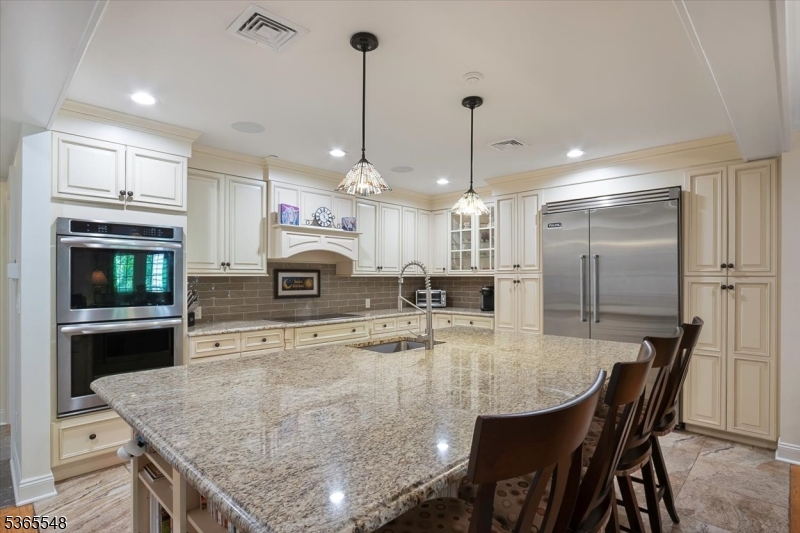 Teaneck, New Jersey, 07666, United States, 2 Bedrooms Bedrooms, ,3 BathroomsBathrooms,Residential,For Sale,1870844