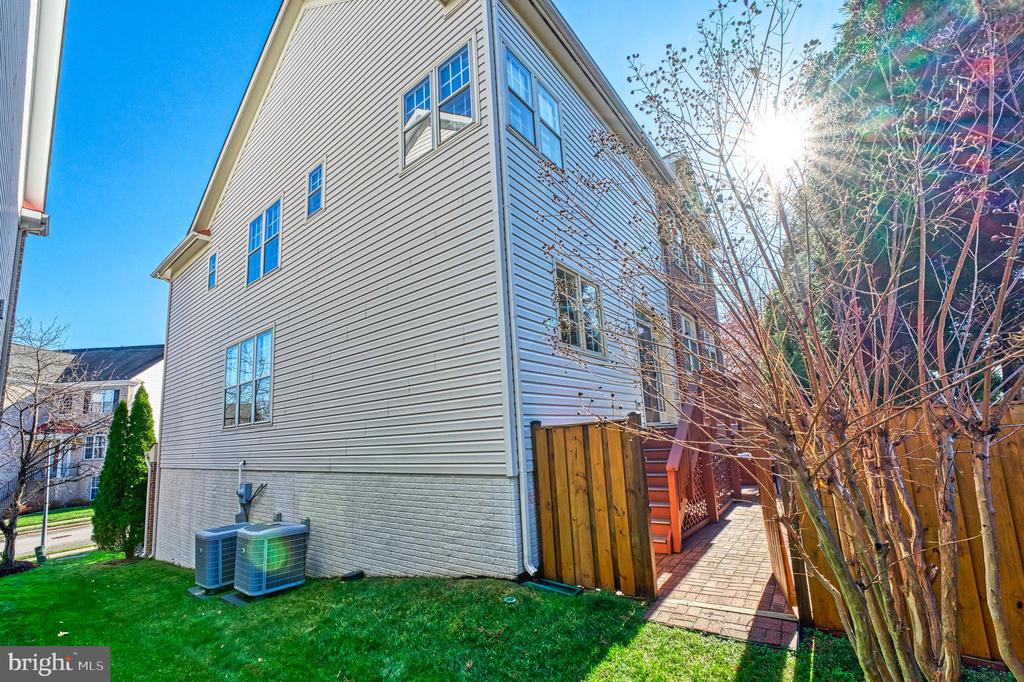 Lorton, Virginia, 22079, United States, 5 Bedrooms Bedrooms, ,4 BathroomsBathrooms,Residential,For Sale,2001485