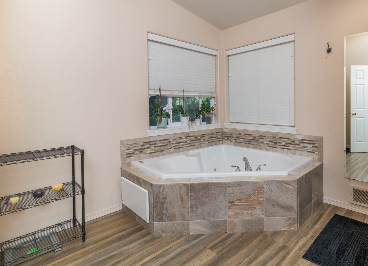 Bonners Ferry, Idaho, 83805, United States, 5 Bedrooms Bedrooms, ,5 BathroomsBathrooms,Residential,For Sale,1879157