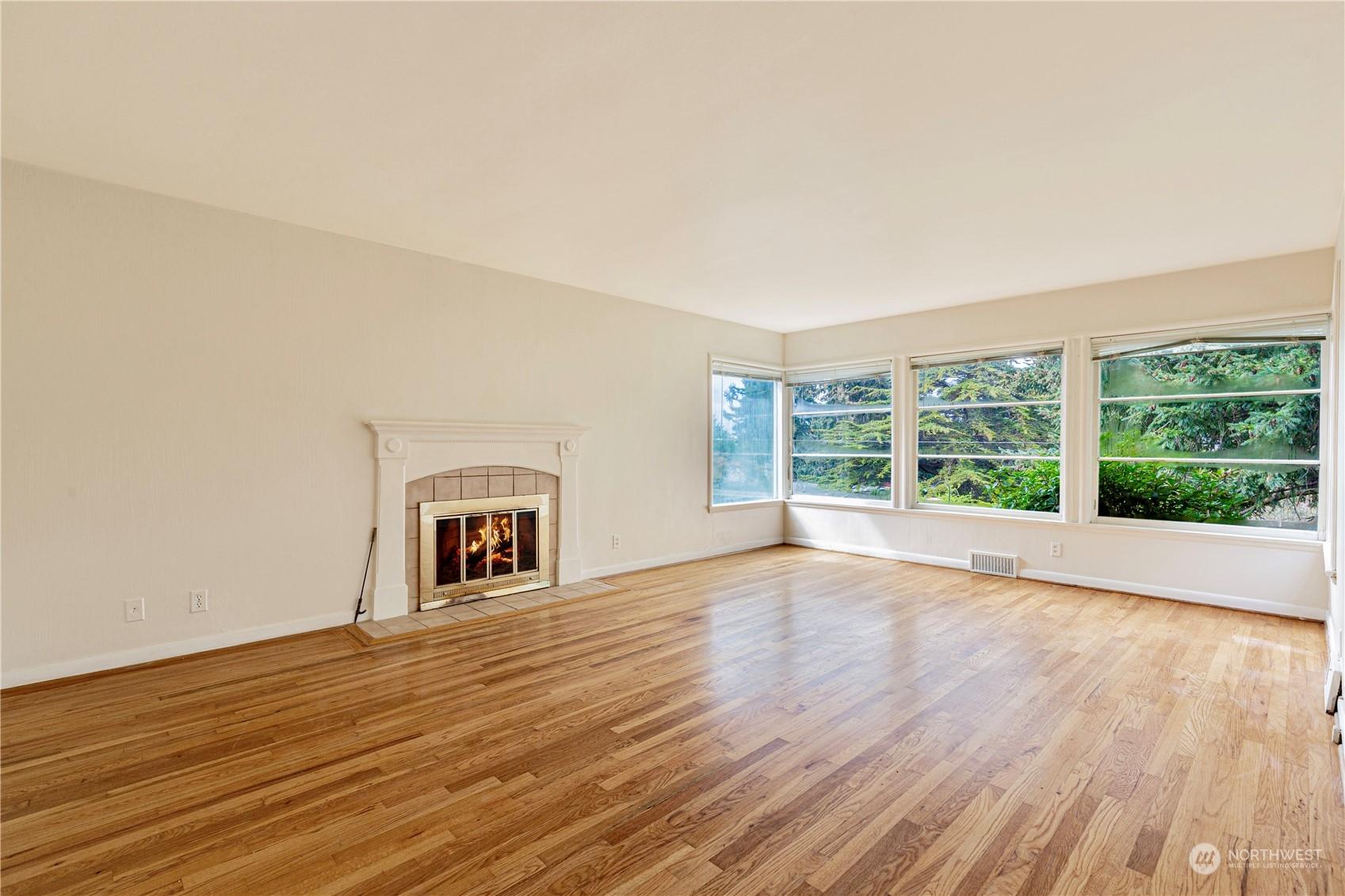 SEATTLE, Washington, 98199, United States, 2 Bedrooms Bedrooms, ,1 BathroomBathrooms,Residential,For Sale,1695948
