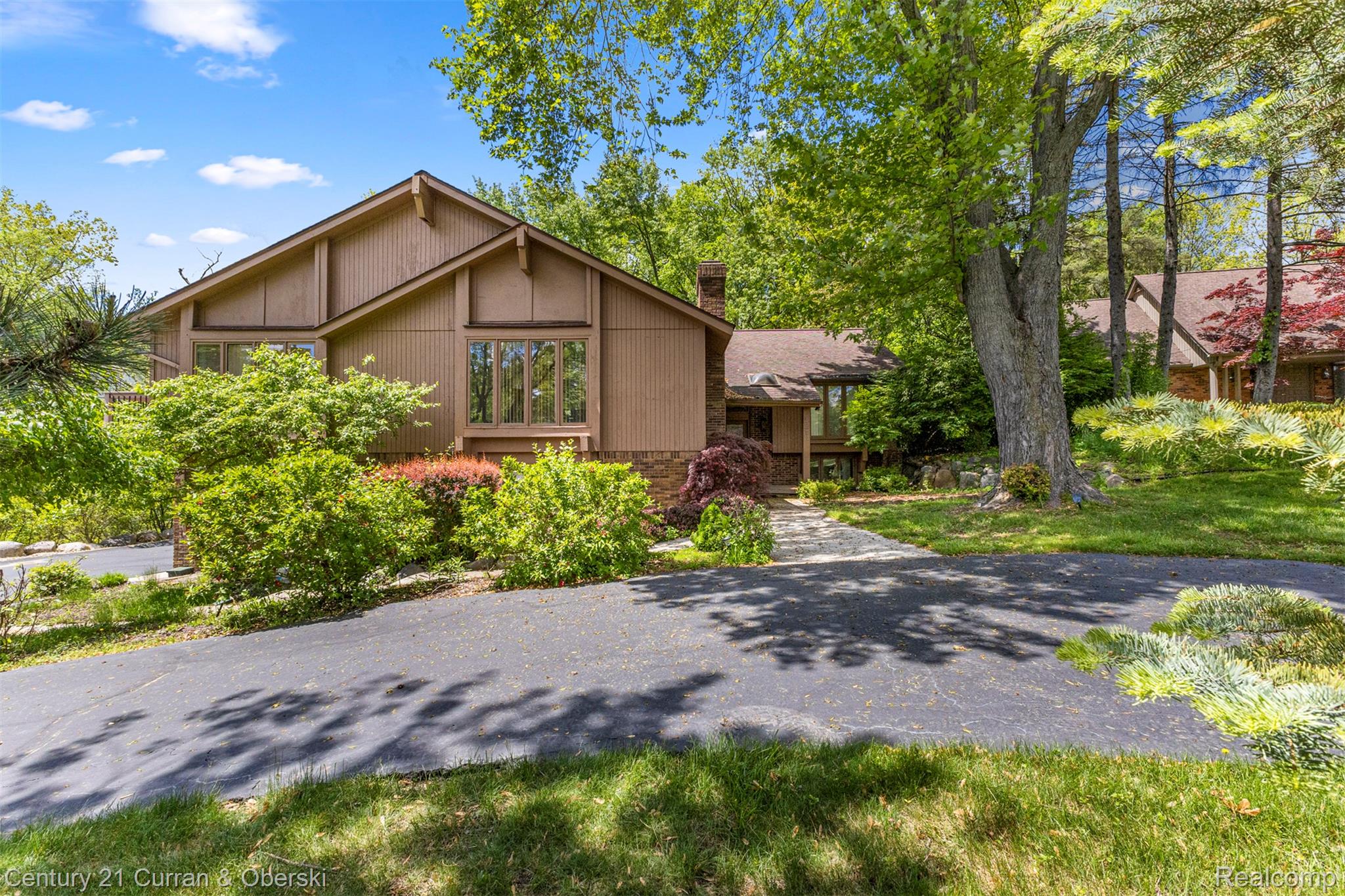West Bloomfield Charter Township, Michigan, 48323, United States, 4 Bedrooms Bedrooms, ,4 BathroomsBathrooms,Residential,For Sale,1942642