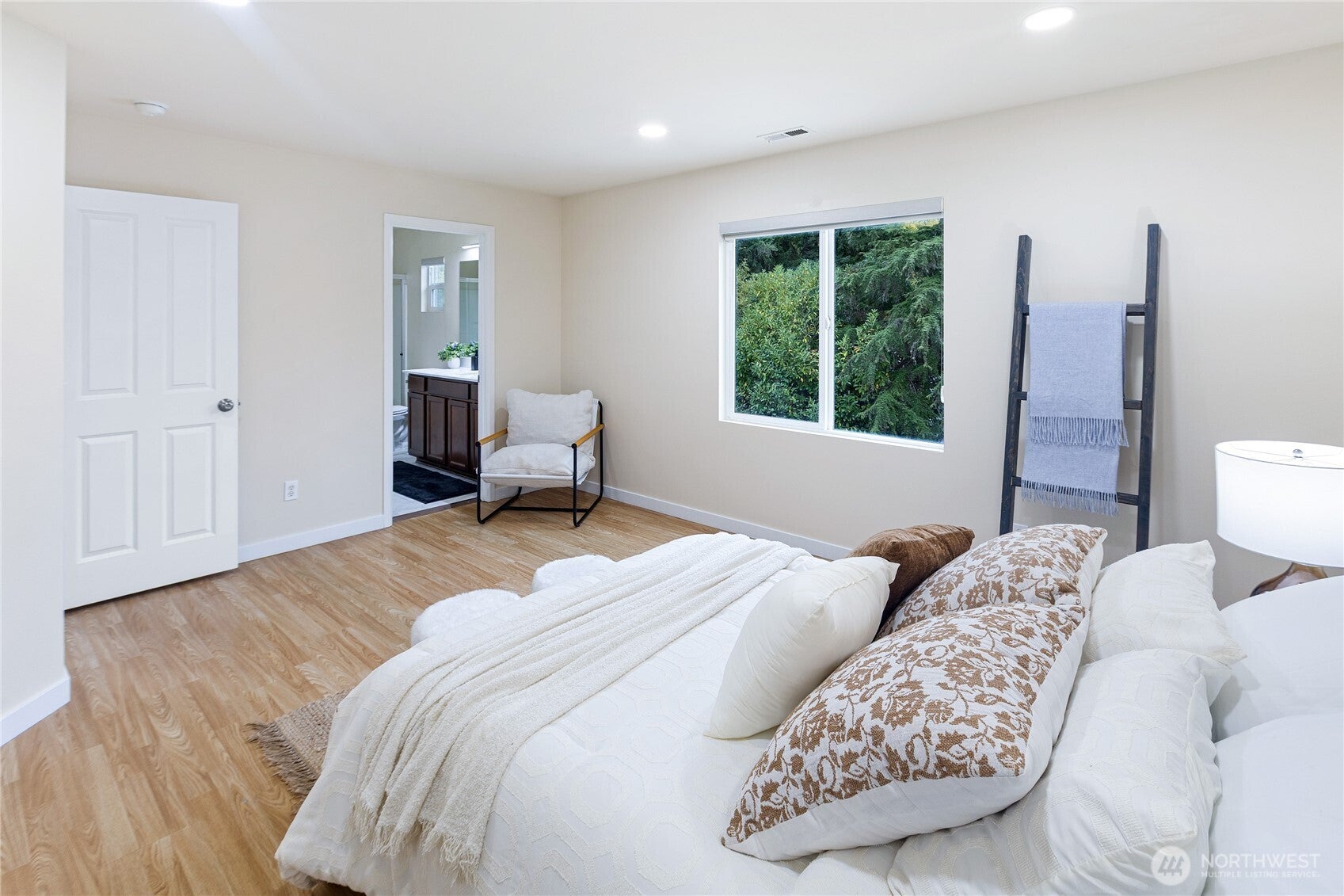 Kent, Washington, 98042, United States, 4 Bedrooms Bedrooms, ,3 BathroomsBathrooms,Residential,For Sale,1987043