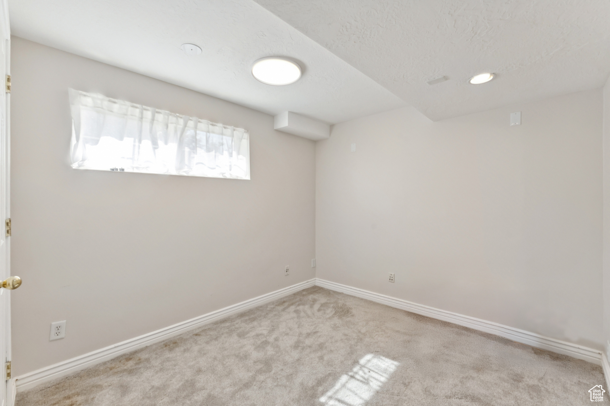 Draper, Utah, 84020, United States, 6 Bedrooms Bedrooms, ,4 BathroomsBathrooms,Residential,For Sale,1848551