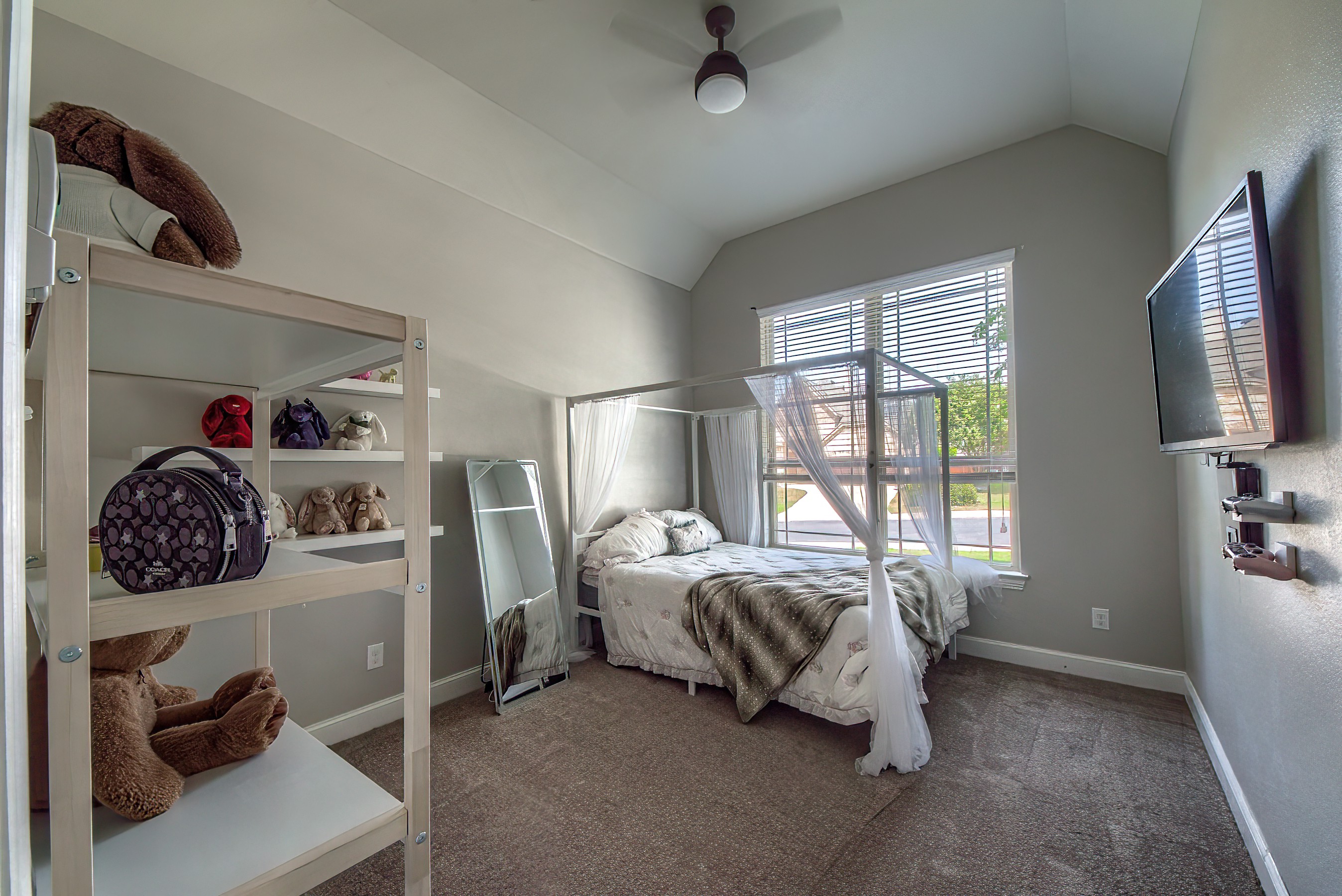  Four Bedrooms + Bonus Room in Prime Location - 物件實景