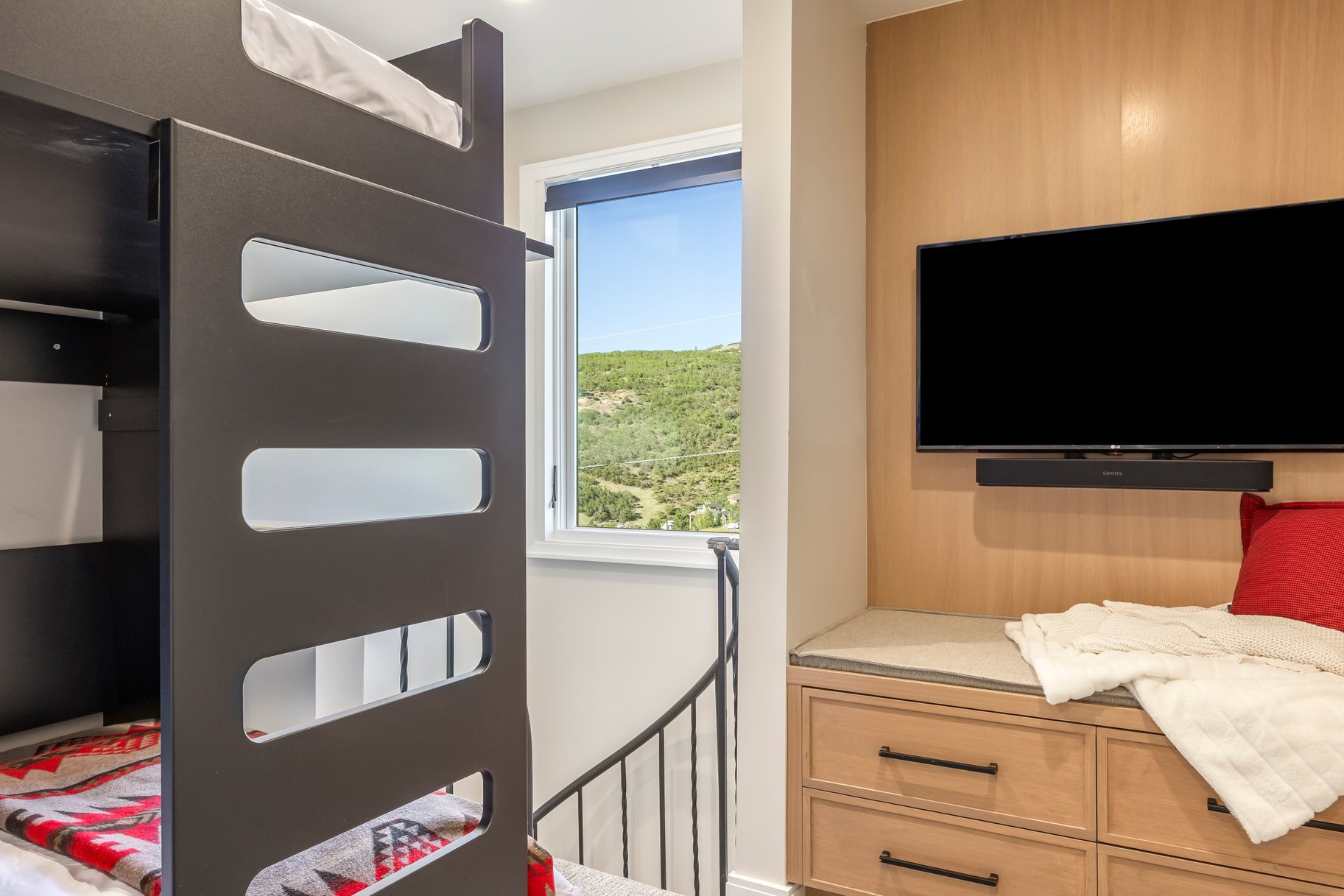  Fully Reimagined Ski-In/Ski-Out Condo — Smart Home Features - 物件實景