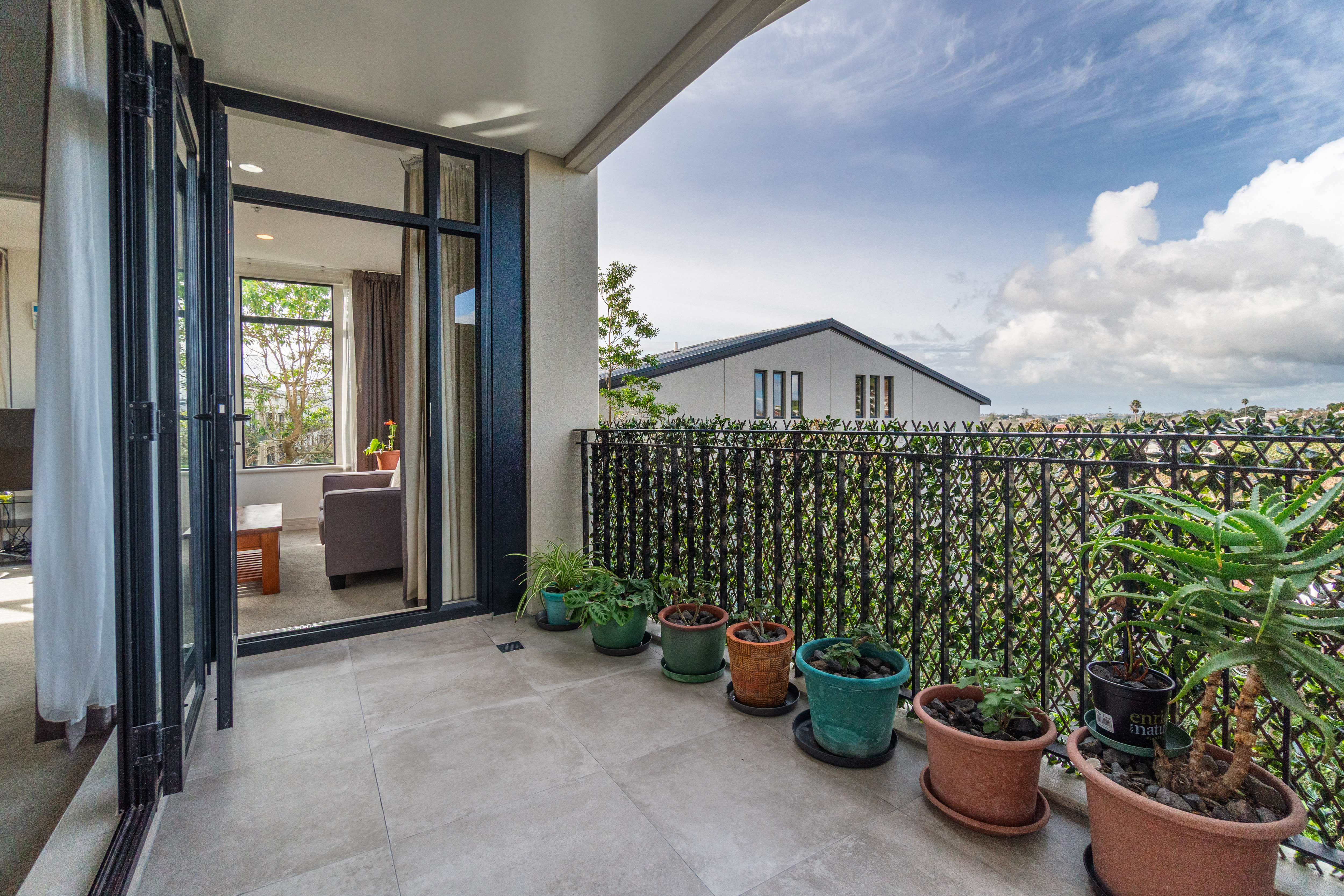  2F James Cook Cres - 物件實景