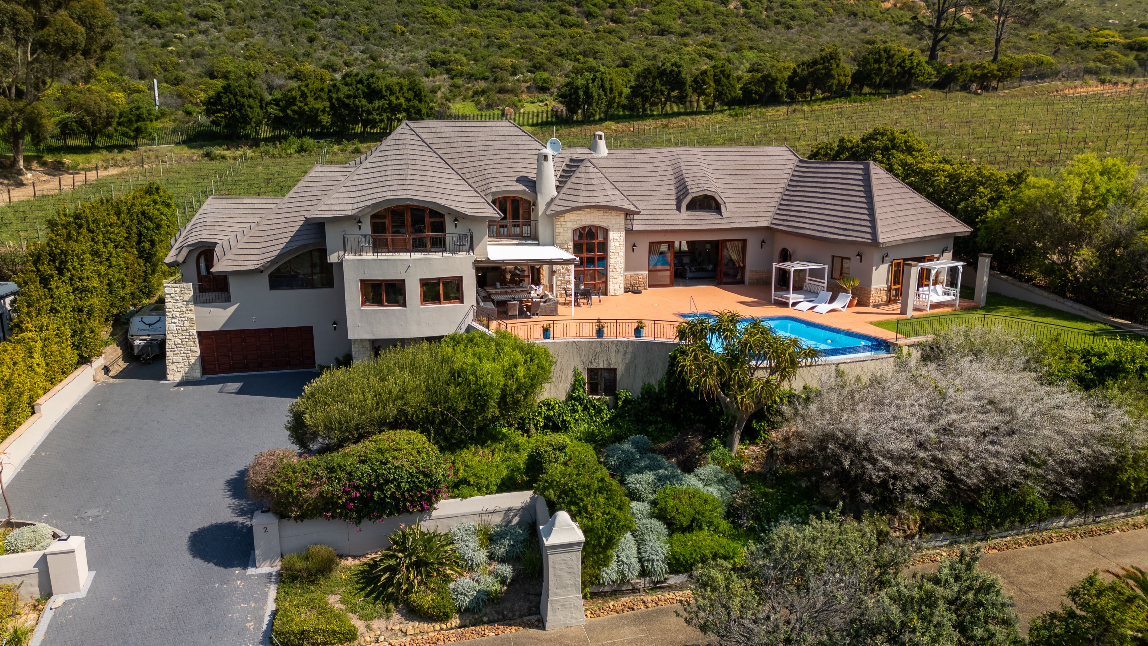  Elevated Family Living with Exceptional Mountain and Valley Views - 物件實景