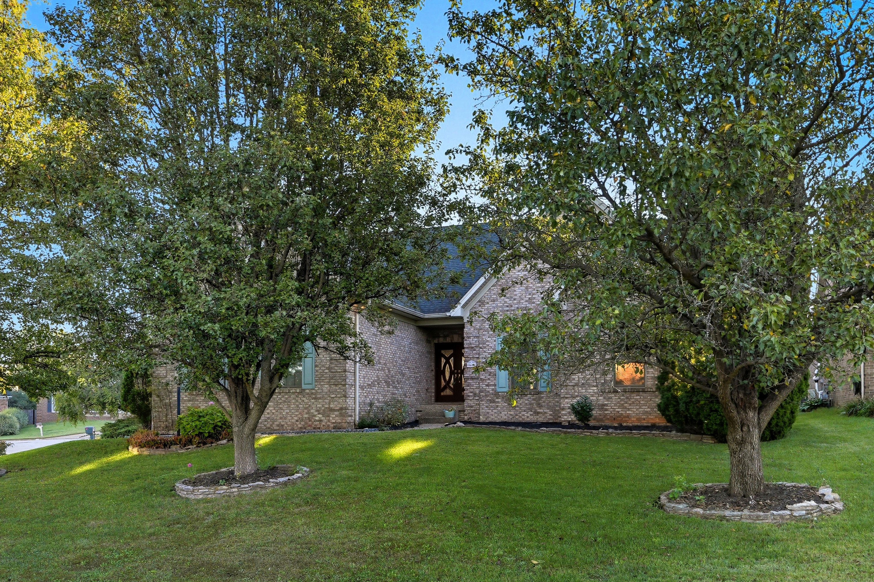 Louisville, Kentucky, 40220, United States, 3 Bedrooms Bedrooms, ,4 BathroomsBathrooms,Residential,For Sale,1979535