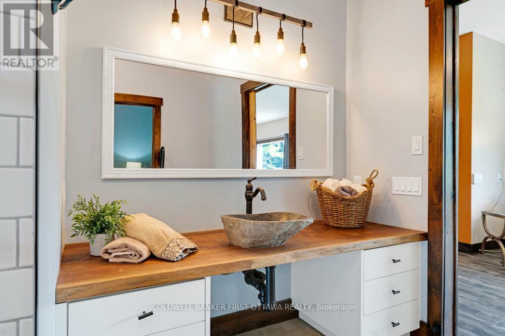 TAY VALLEY, Ontario, K0H 2B0, CA, 2 Bedrooms Bedrooms, ,1 BathroomBathrooms,Residential,For Sale,1866349