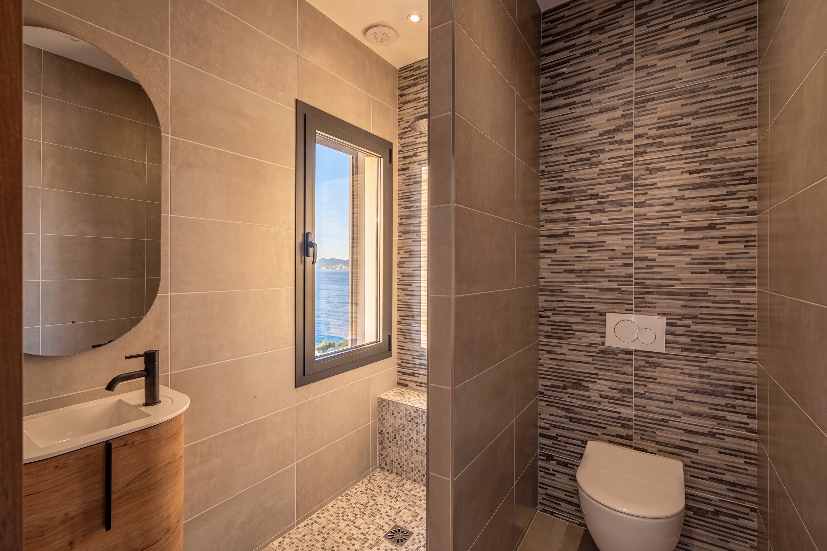  Renovated contemporary villa with panoramic sea views to Cap d
