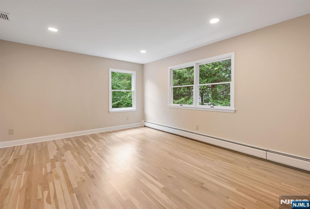 Wyckoff, New Jersey, 07481, United States, 5 Bedrooms Bedrooms, ,5 BathroomsBathrooms,Residential,For Sale,1951013
