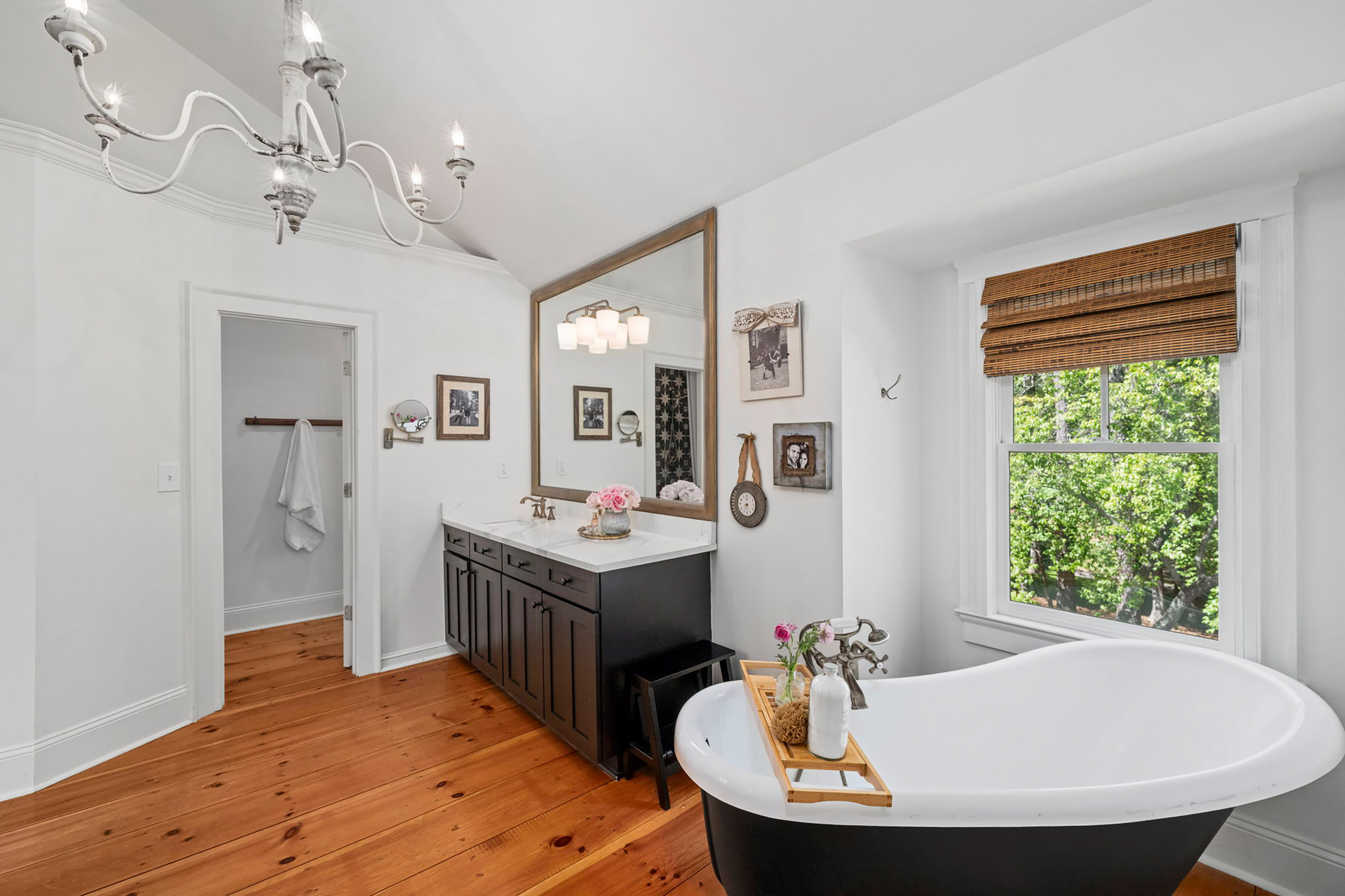  Live Timeless in Coveted Farmhouse on 4+ Private Gated Acres In Roswell - 物件實景