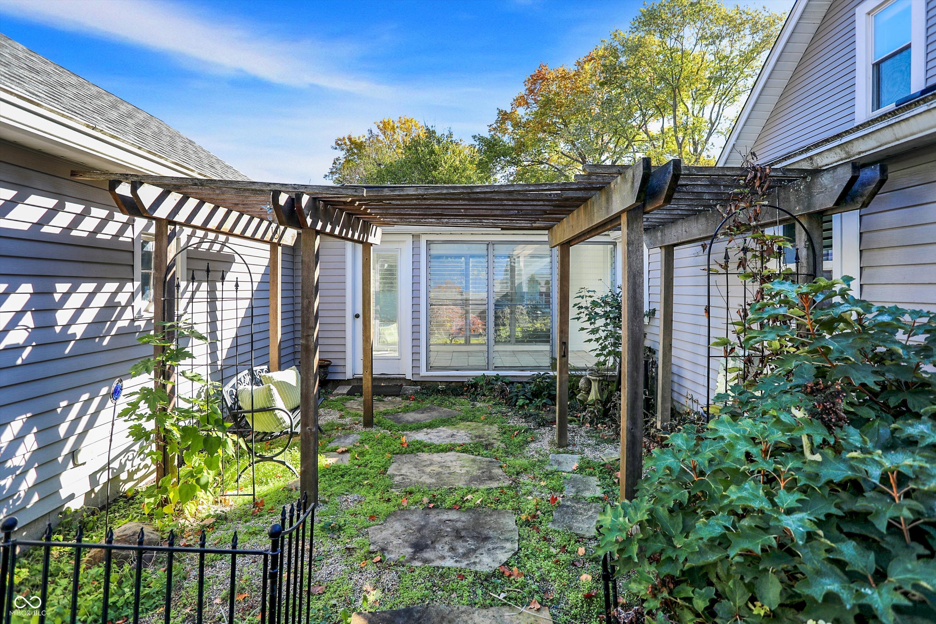 Zionsville, Indiana, 46077, United States, 3 Bedrooms Bedrooms, ,2 BathroomsBathrooms,Residential,For Sale,1981212