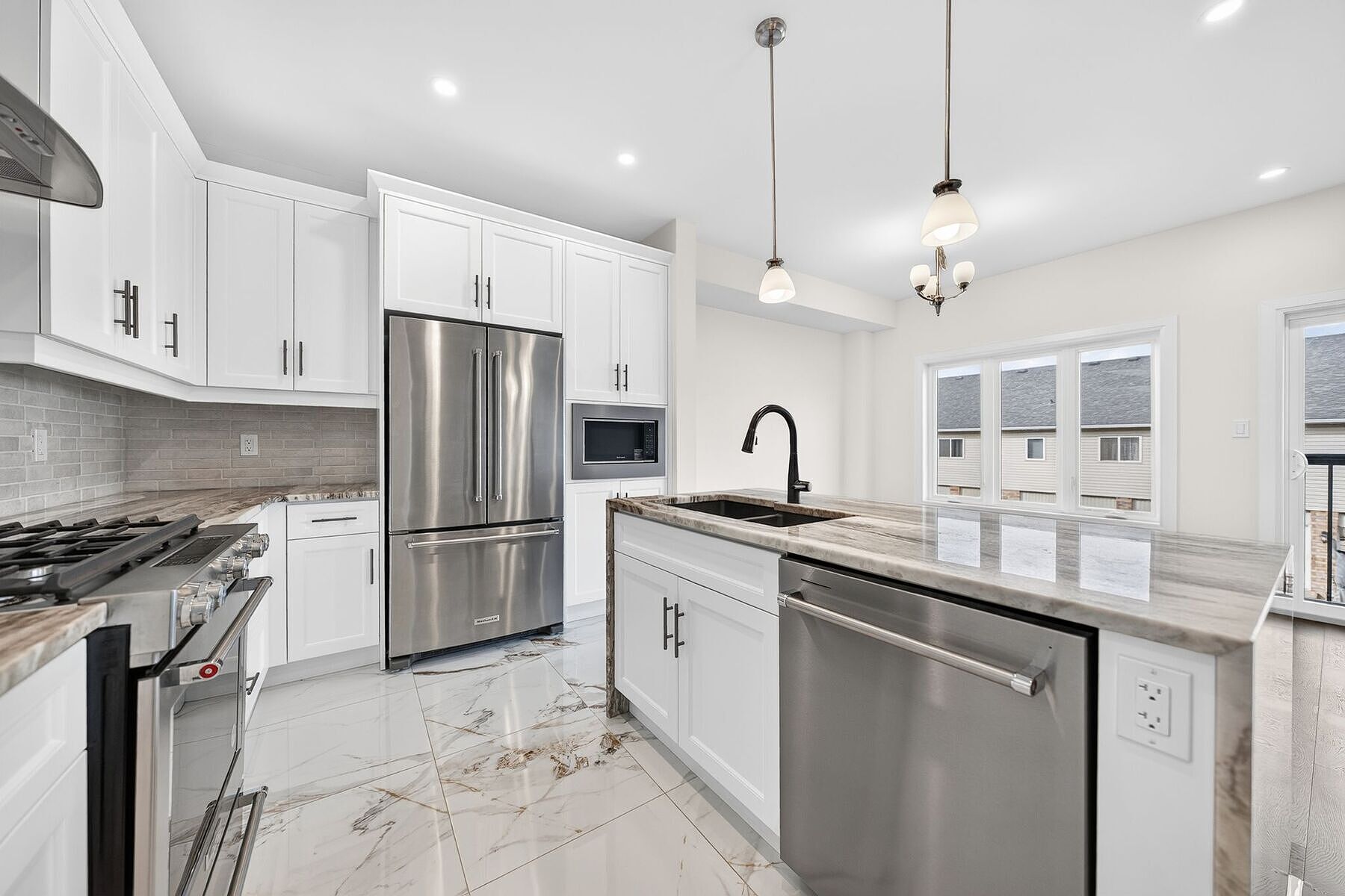  Brand New Luxurious Townhome - 物件實景