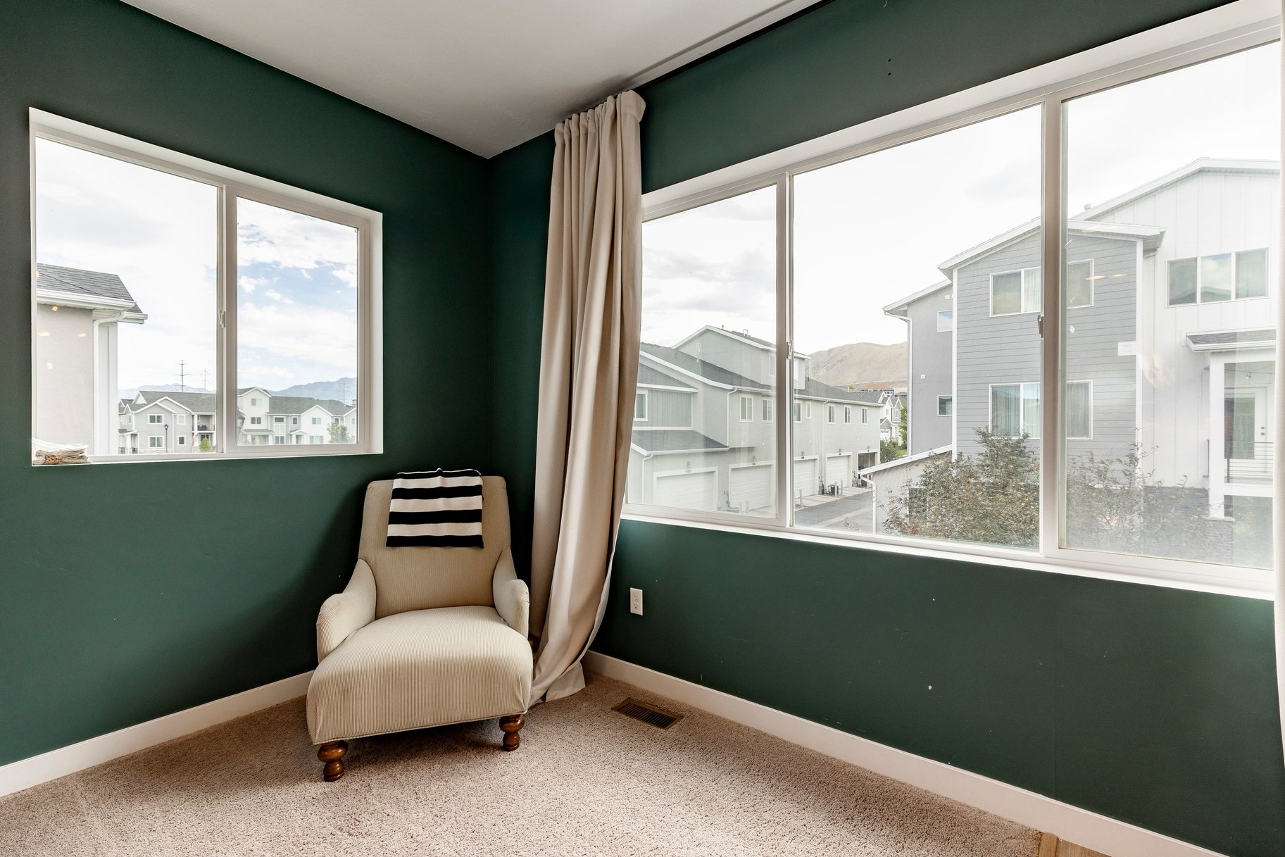  Clean and Updated End Unit Townhome - 物件實景