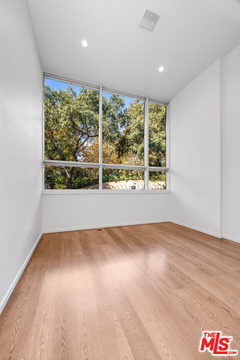 Santa Monica, California, 90401, United States, 2 Bedrooms Bedrooms, ,2 BathroomsBathrooms,Residential,For Sale,2001911