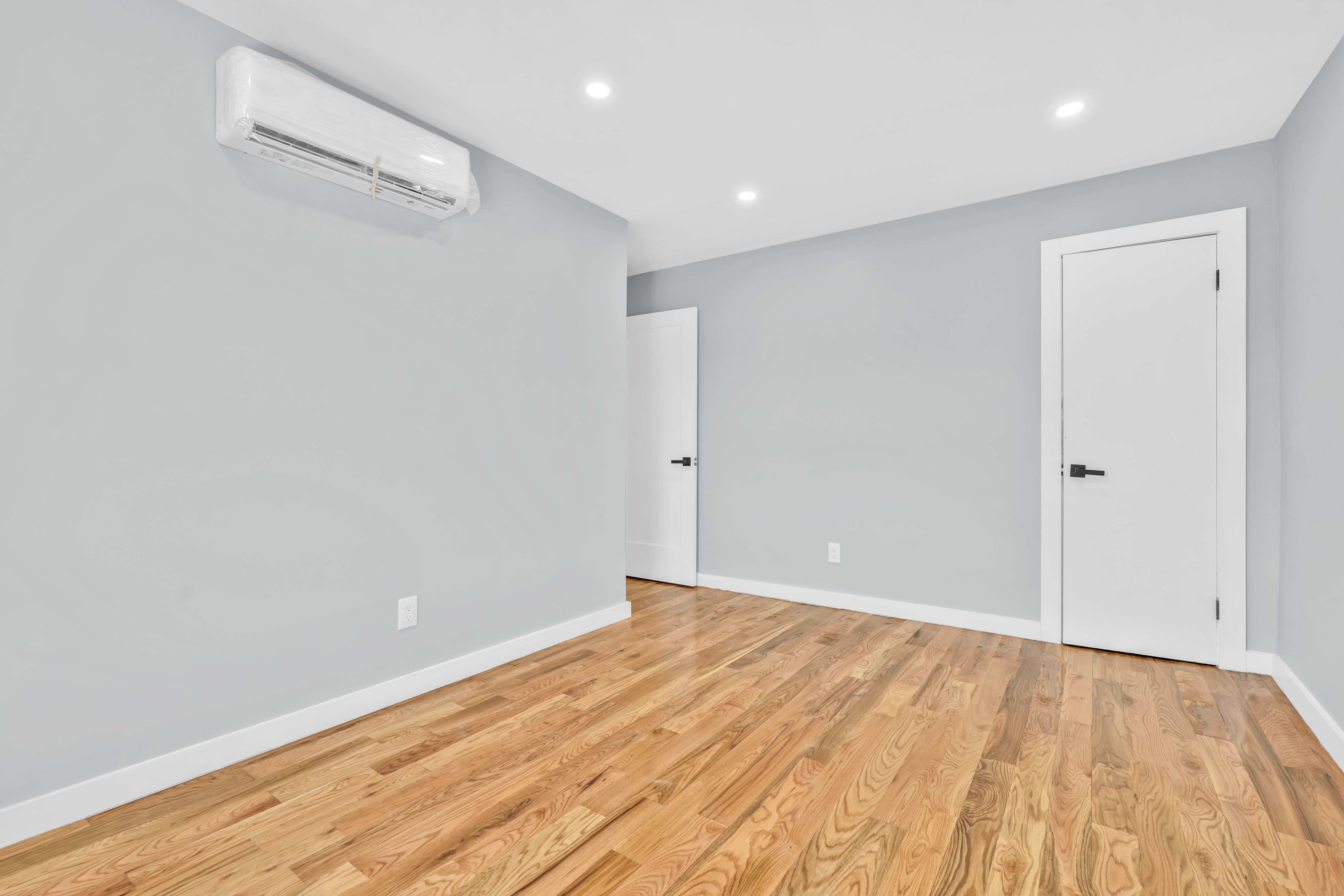 Brooklyn, New York, 11207, United States, 5 Bedrooms Bedrooms, ,4 BathroomsBathrooms,Residential,For Sale,1974760