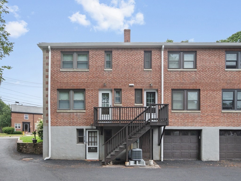 Waltham, Massachusetts, 02452, United States, 2 Bedrooms Bedrooms, ,2 BathroomsBathrooms,Residential,For Sale,1902655