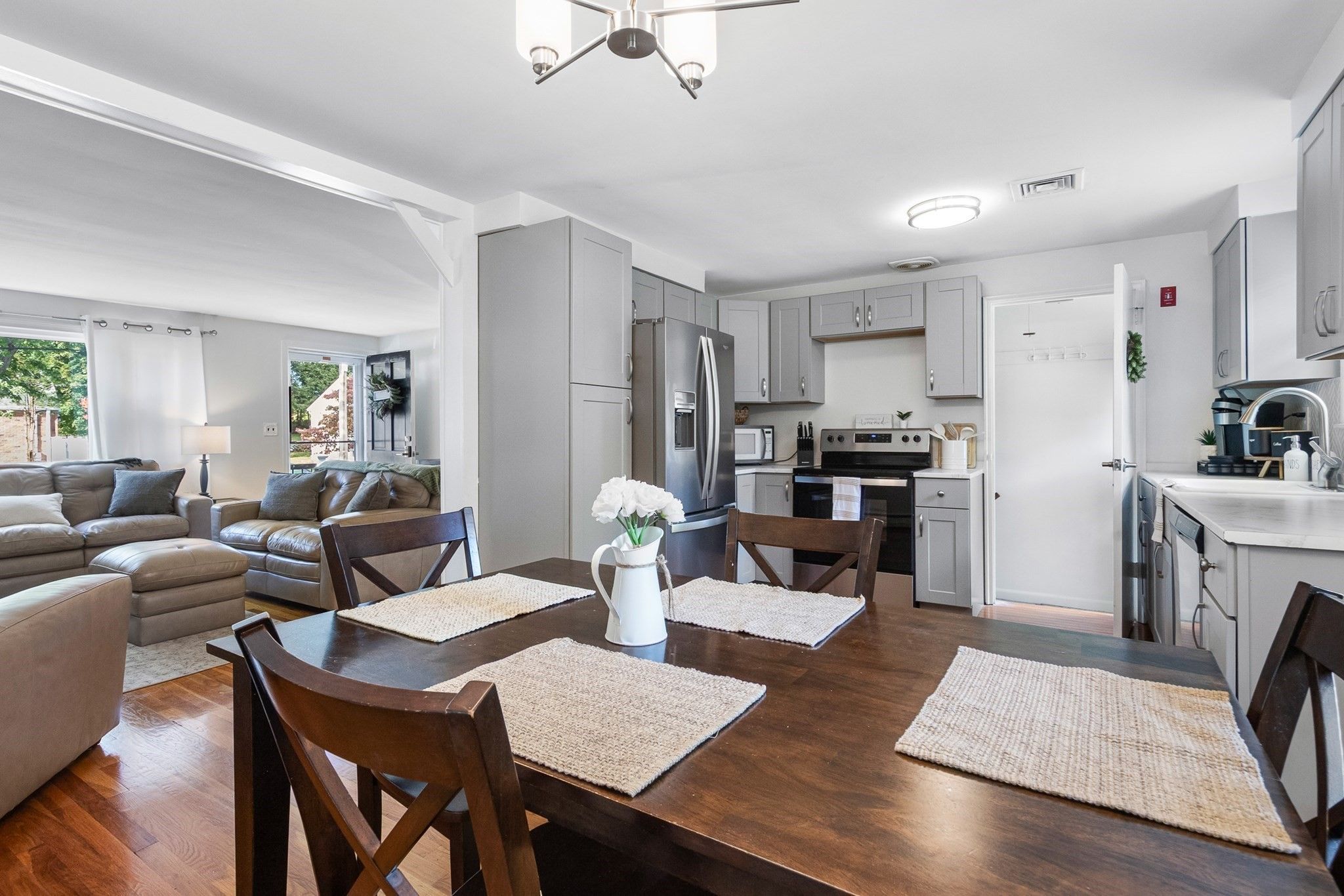  15 Carson, Woburn, MA, 01801 - 物件實景