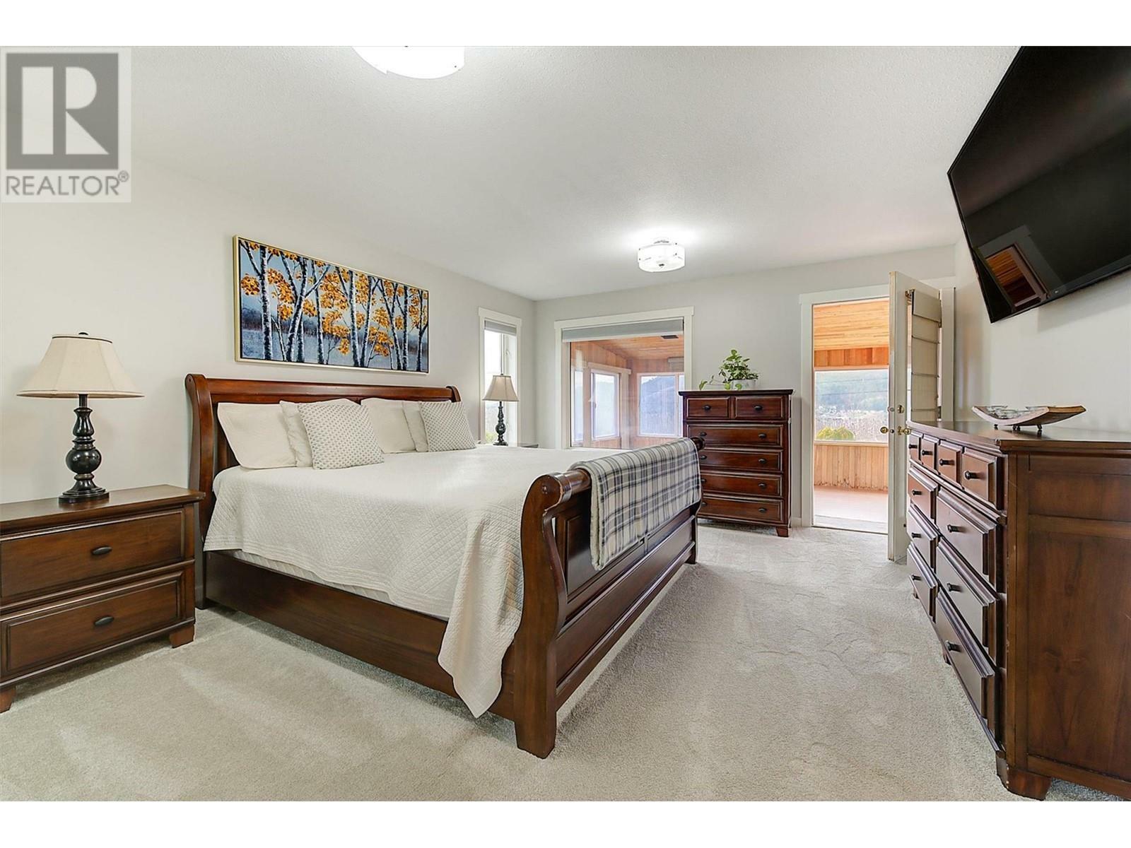 KELOWNA, British Columbia, V1V 2G6, CA, 5 Bedrooms Bedrooms, ,4 BathroomsBathrooms,Residential,For Sale,1838260
